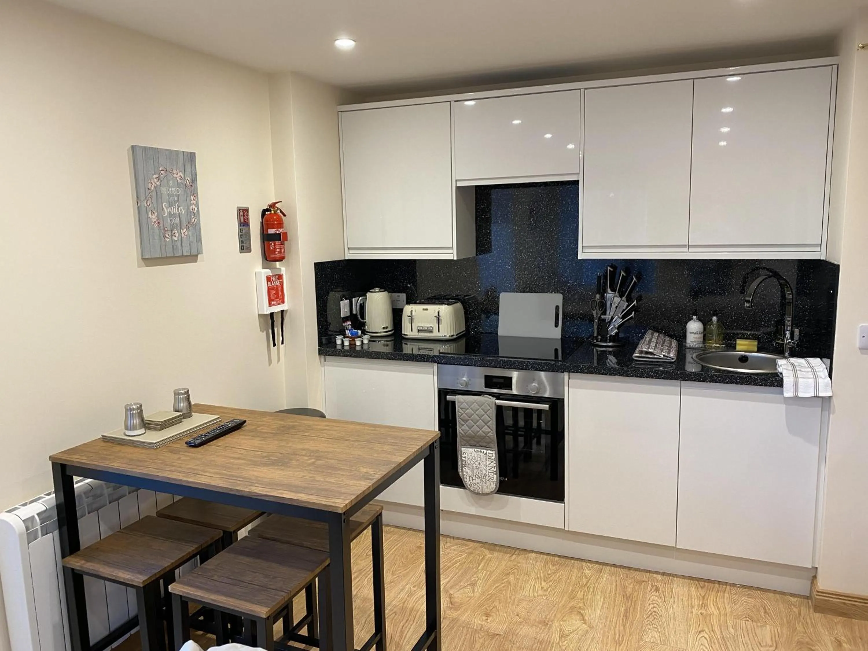 Kitchen or kitchenette in Waverley Inn Holiday Apartments