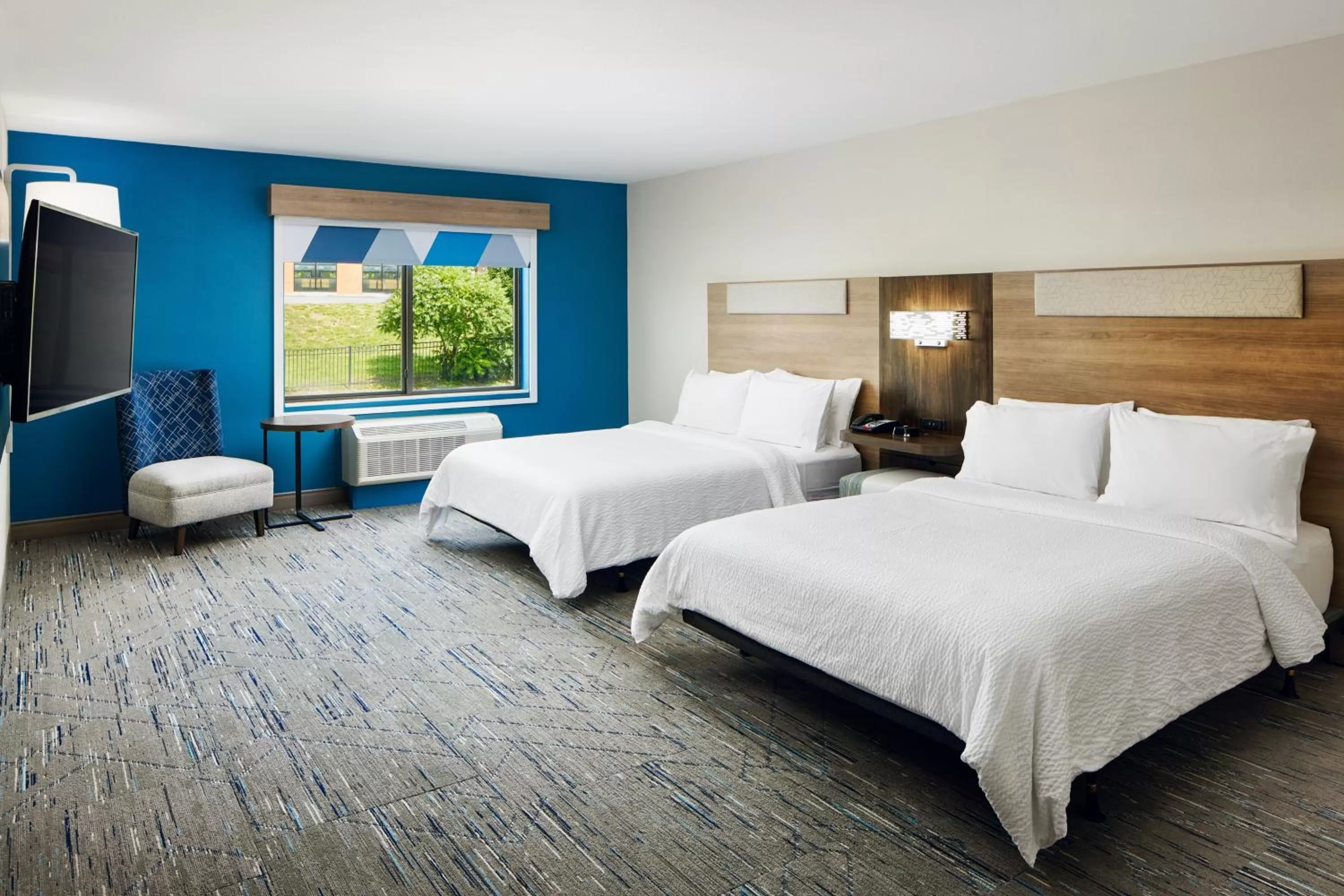 Photo of the whole room, Bed in Holiday Inn Express & Suites Bridgeport by IHG