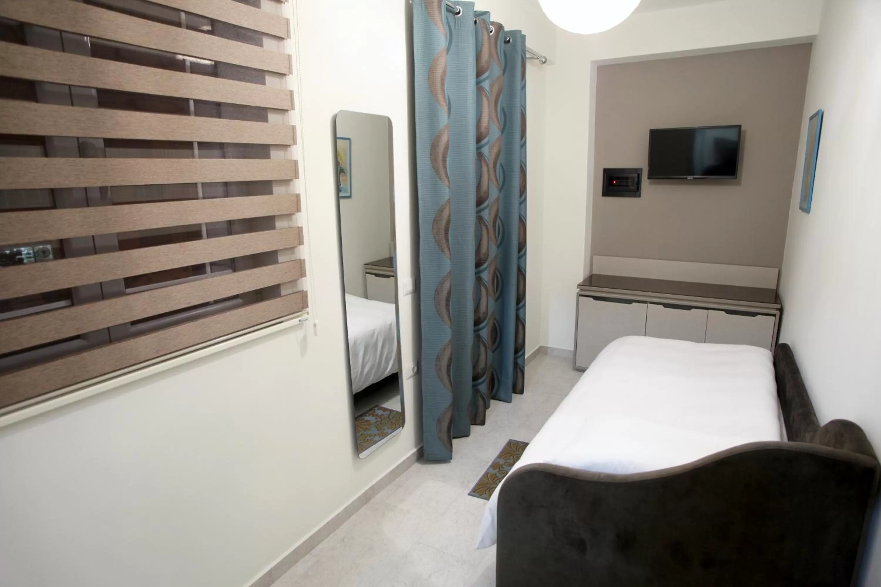 Bed, TV/Entertainment Center in Fjortes Hotel