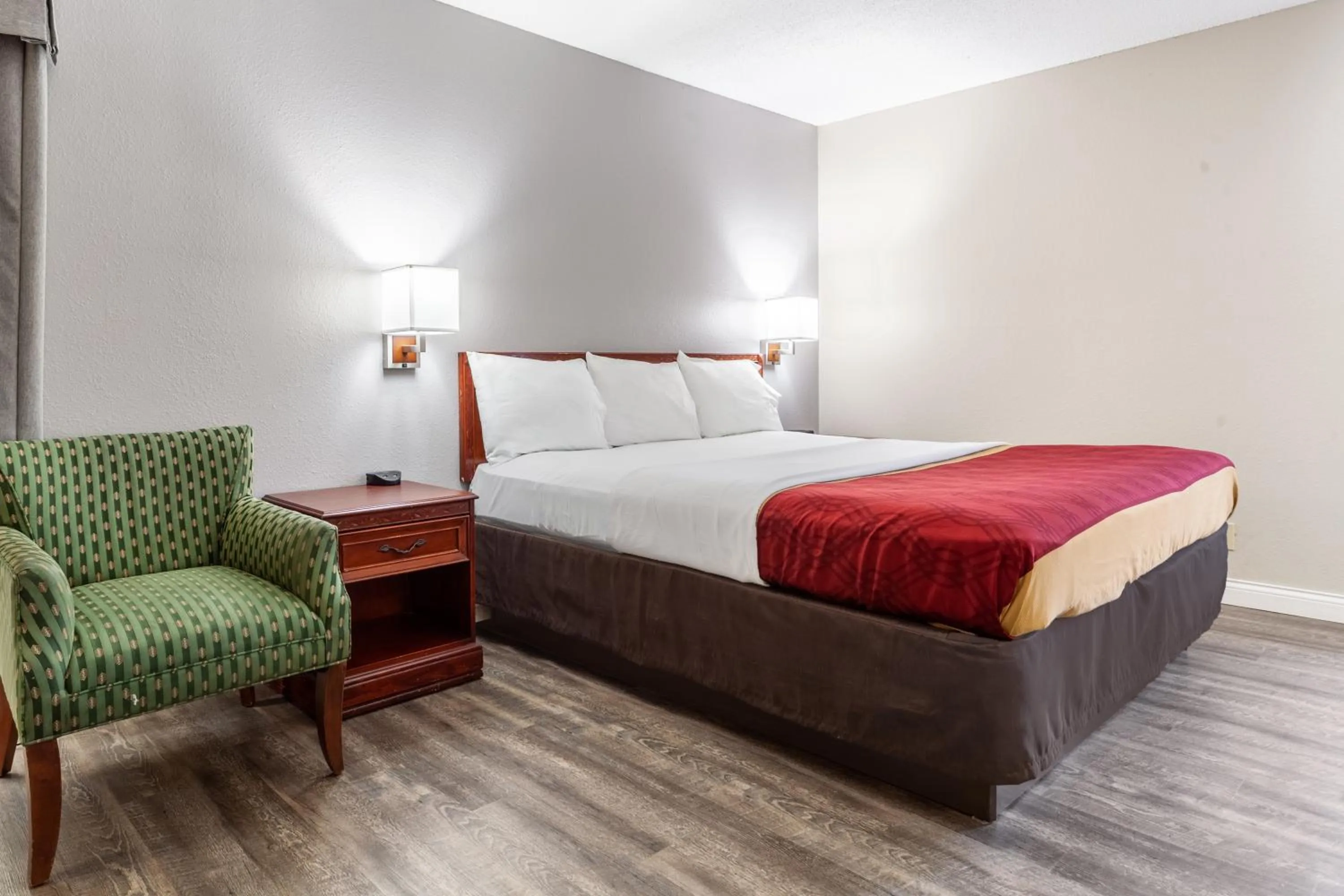 King Room - Non-Smoking in Econo Lodge Lincoln