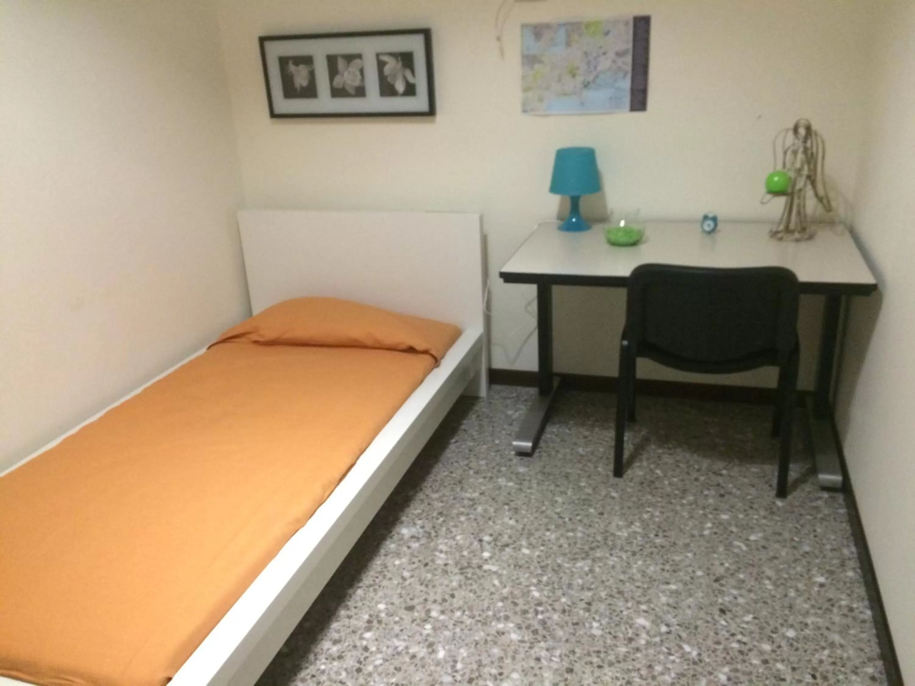 Photo of the whole room, Bed in O Sarracino B&B