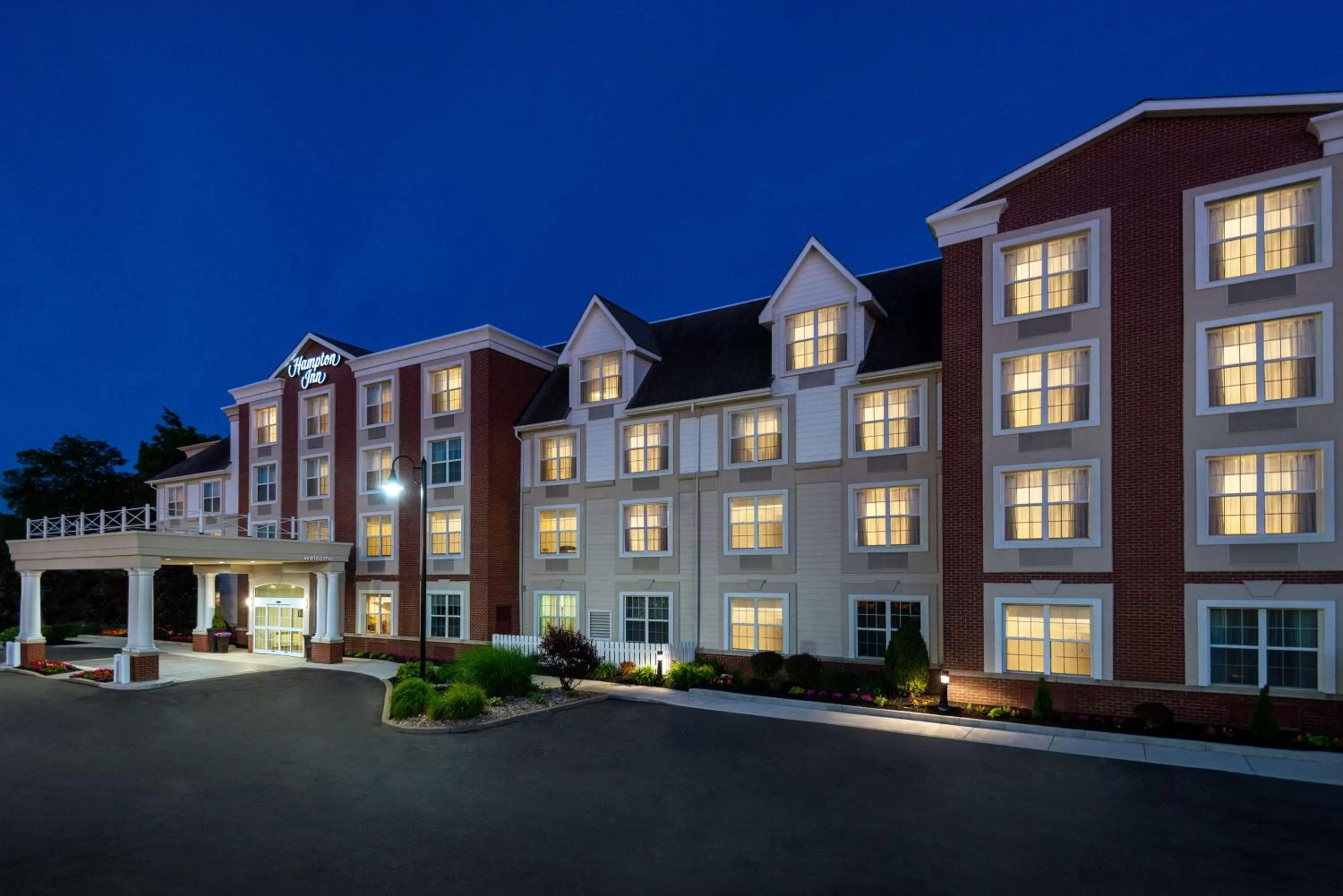 Property building in Hampton Inn Buffalo-Williamsville