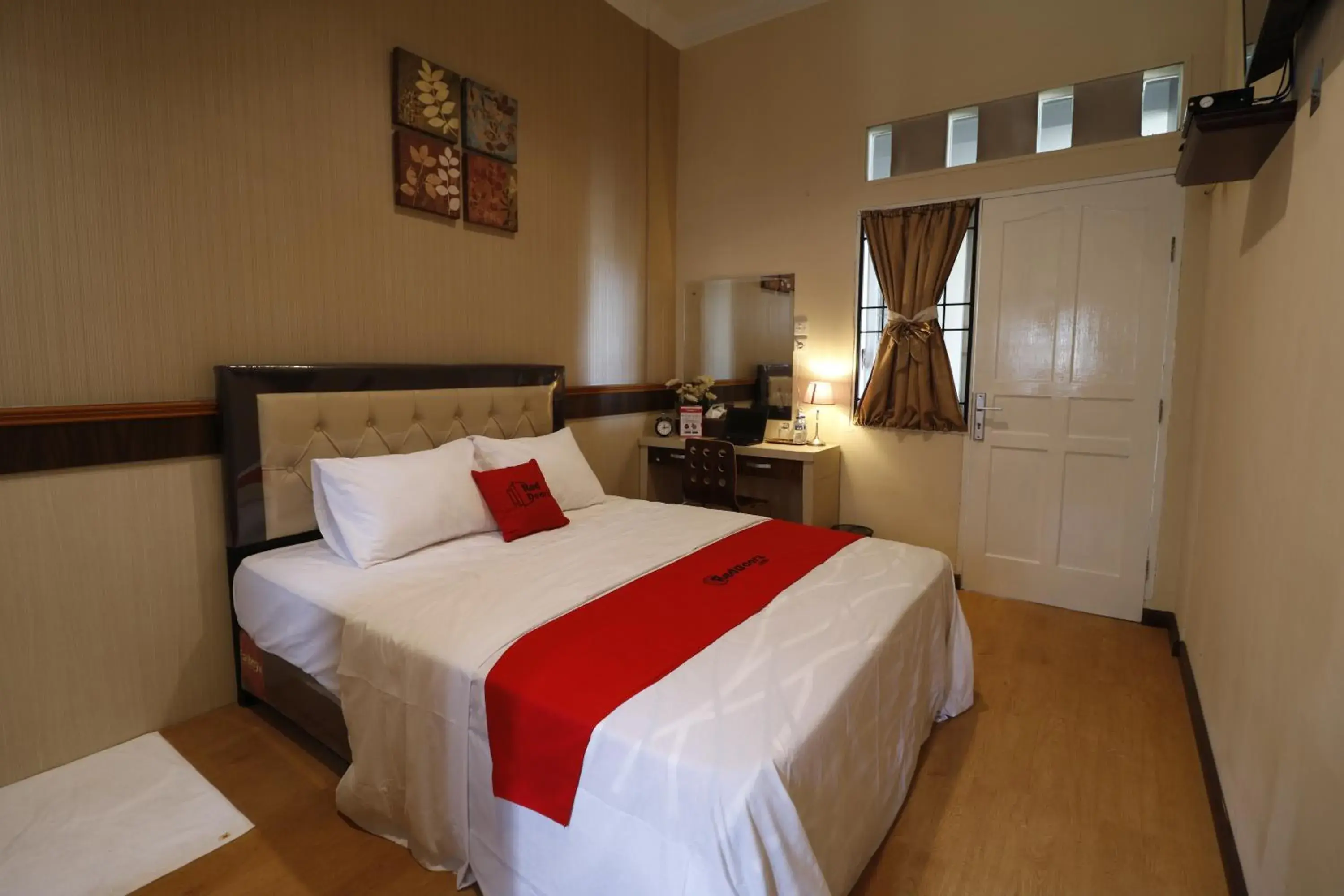 Double Room in RedDoorz Plus near Universitas Sumatera Utara Double Room in RedDoorz Plus near Universitas Sumatera Utara