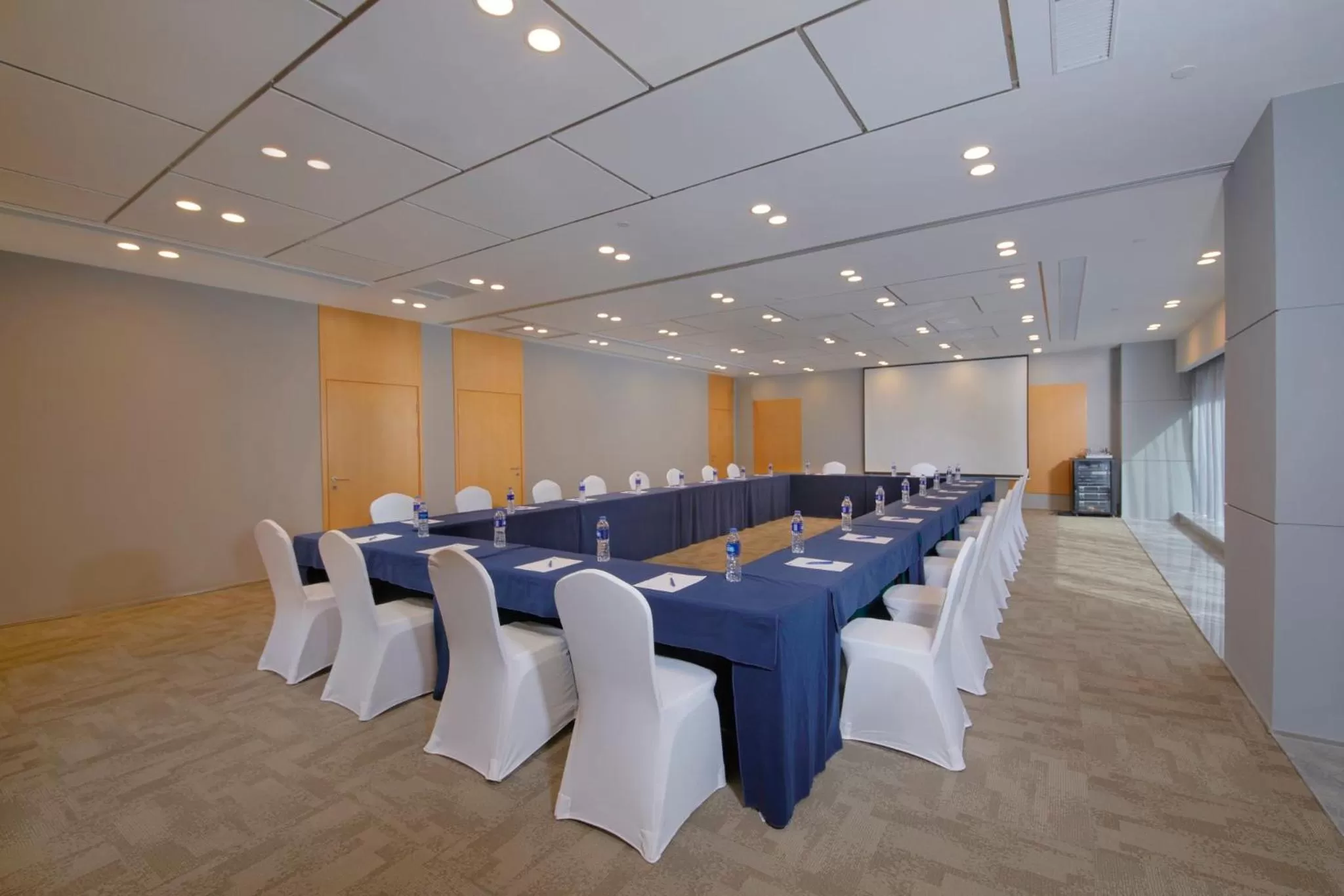 Meeting/conference room in Holiday Inn Express Zhengzhou Zhengdong by IHG