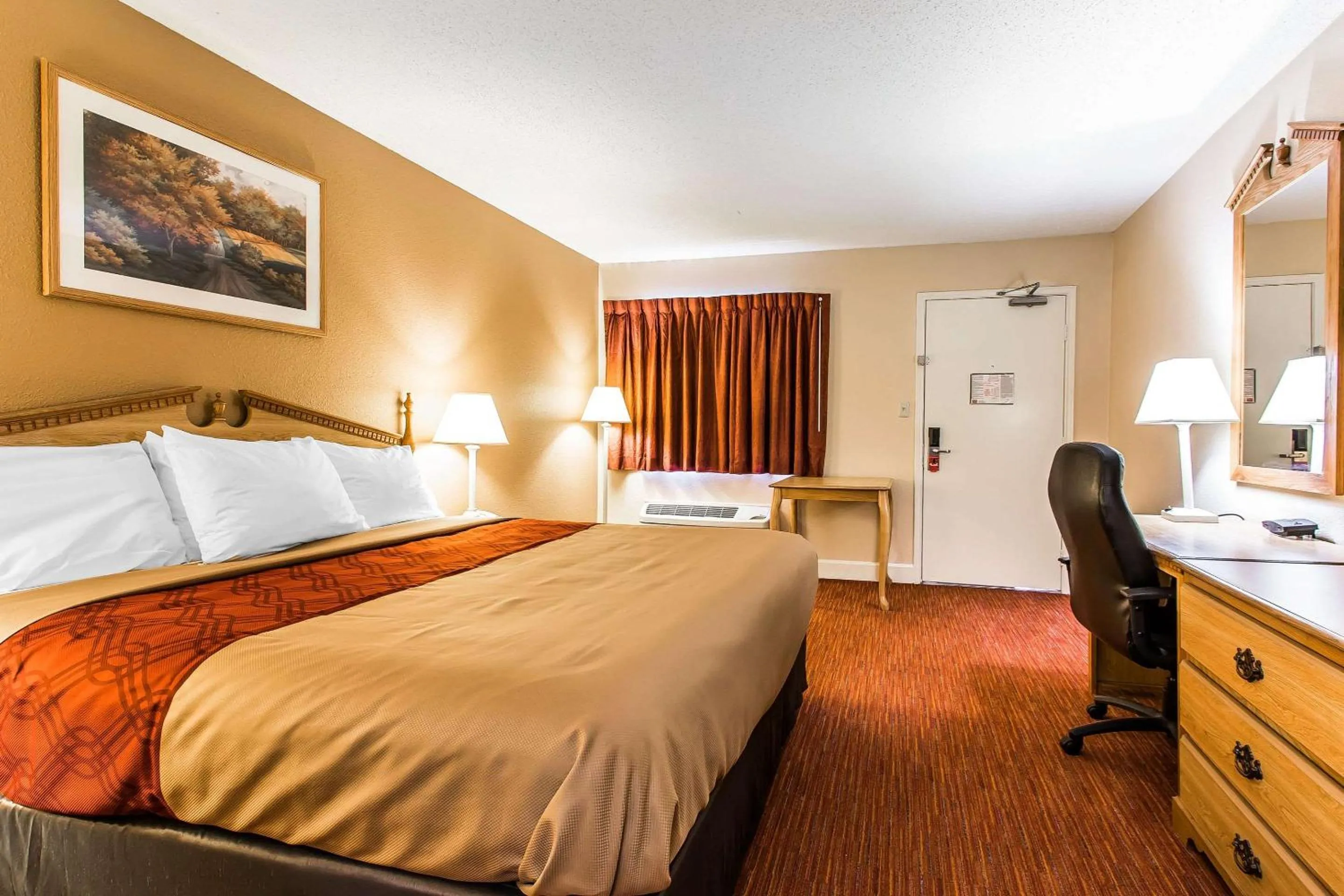 Photo of the whole room, Bed in Econo Lodge Inn & Suites Huntsville University Area