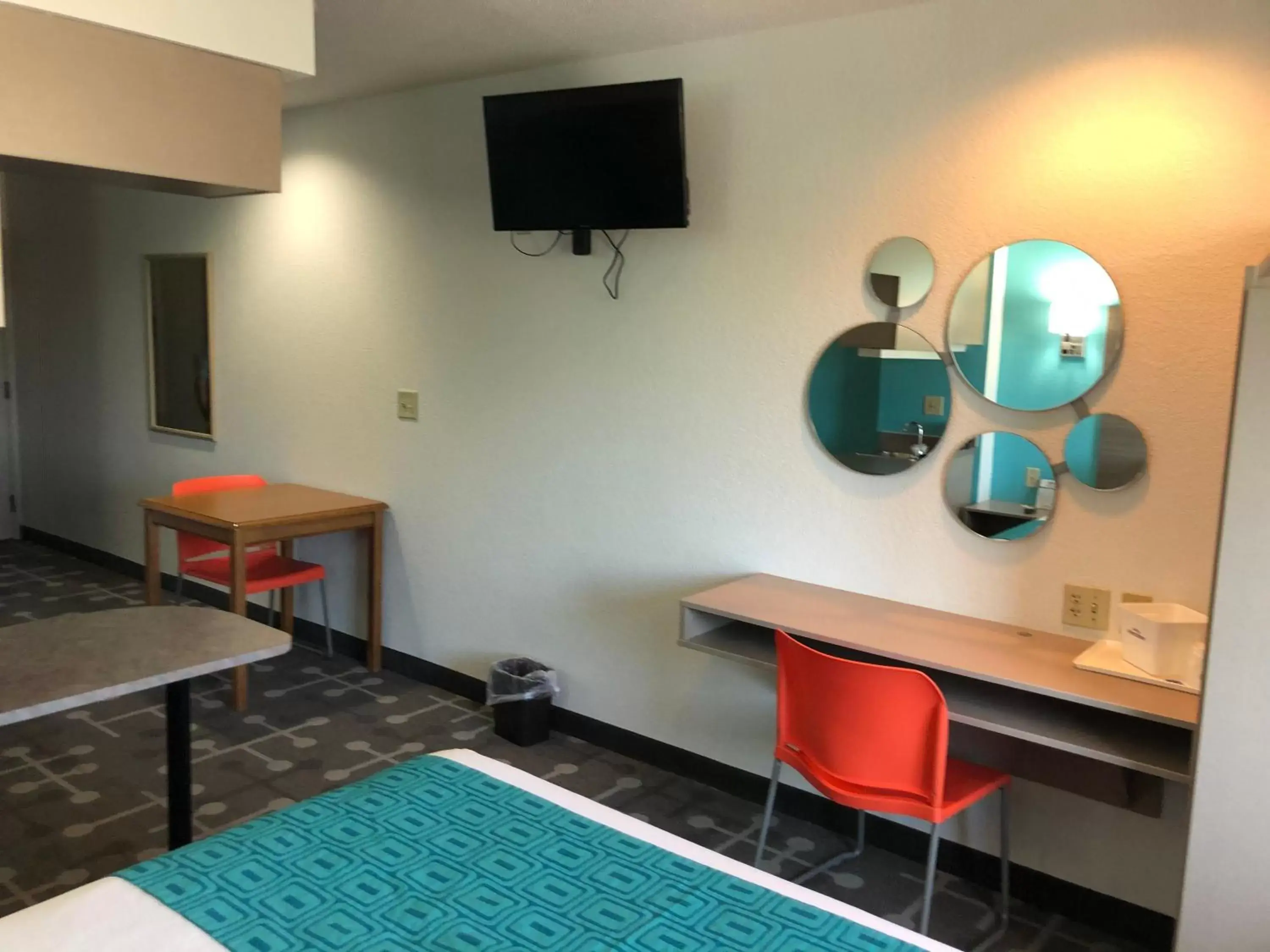 Queen Studio Suite - Non-Smoking in Howard Johnson by Wyndham Elk Grove Village - Chicago O'Hare Queen Studio Suite - Non-Smoking in Howard Johnson by Wyndham Elk Grove Village - Chicago O'Hare