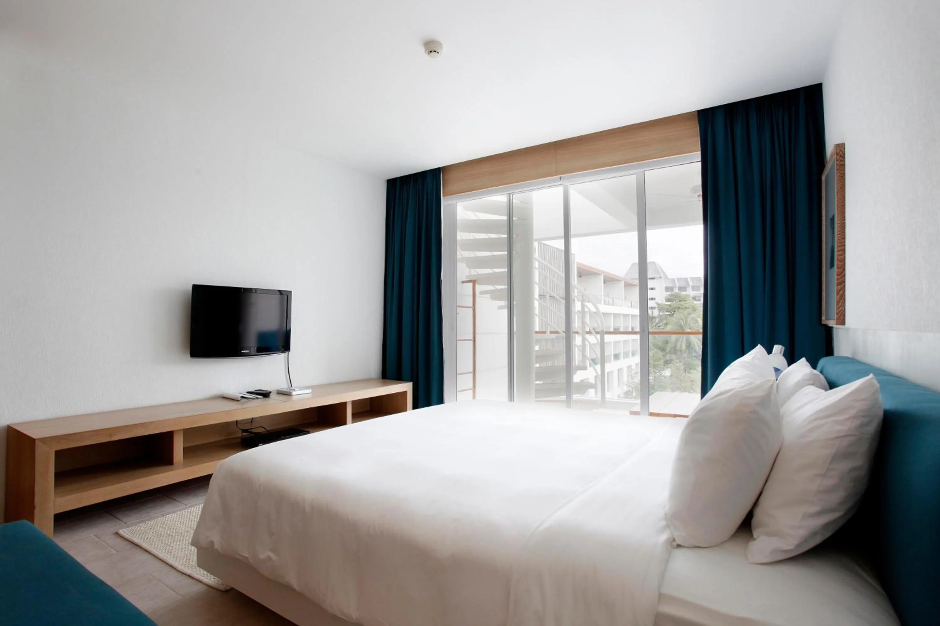 Day, Bed in Nap Patong