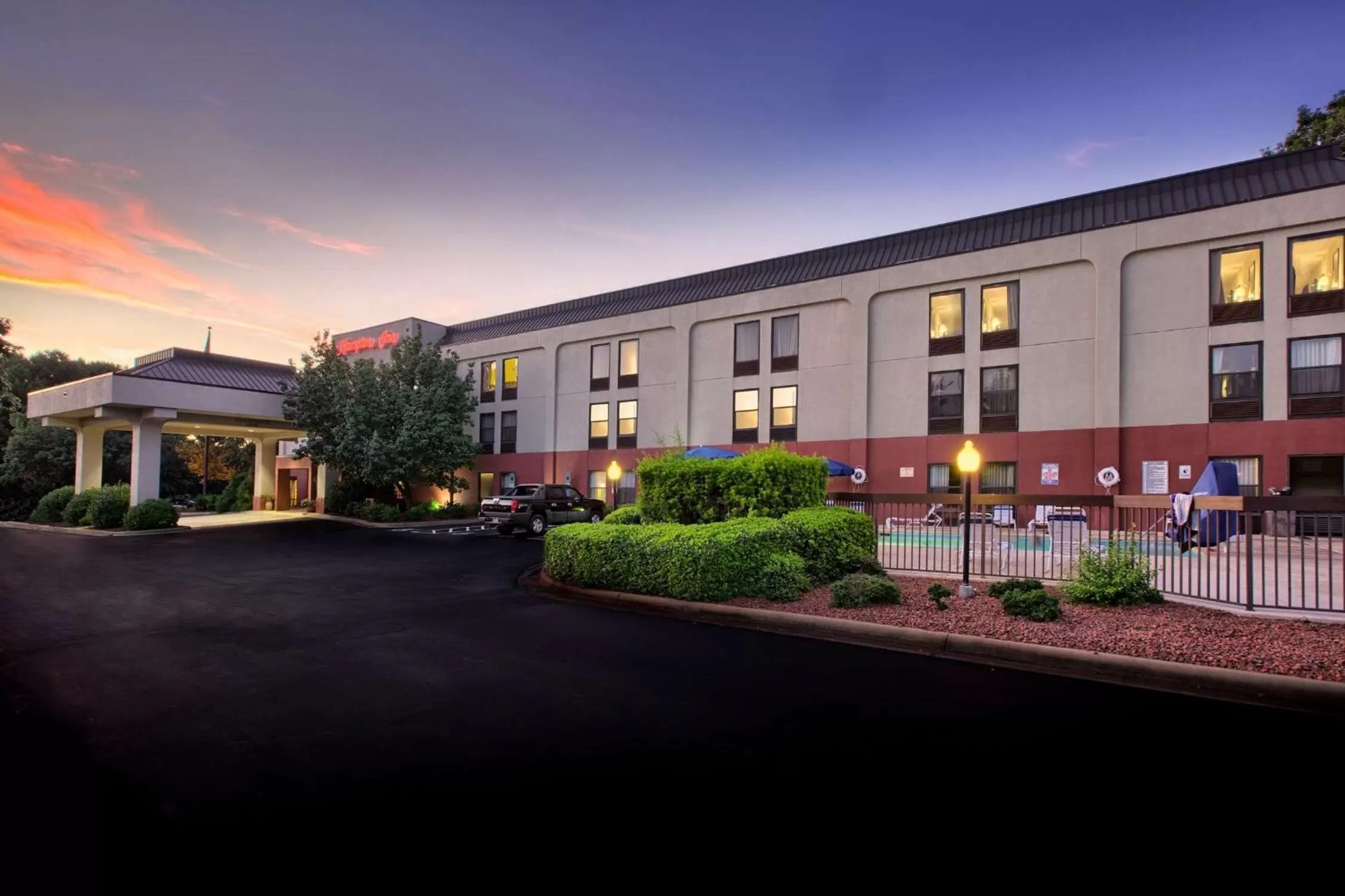 Property building in Hampton Inn Raleigh/Garner