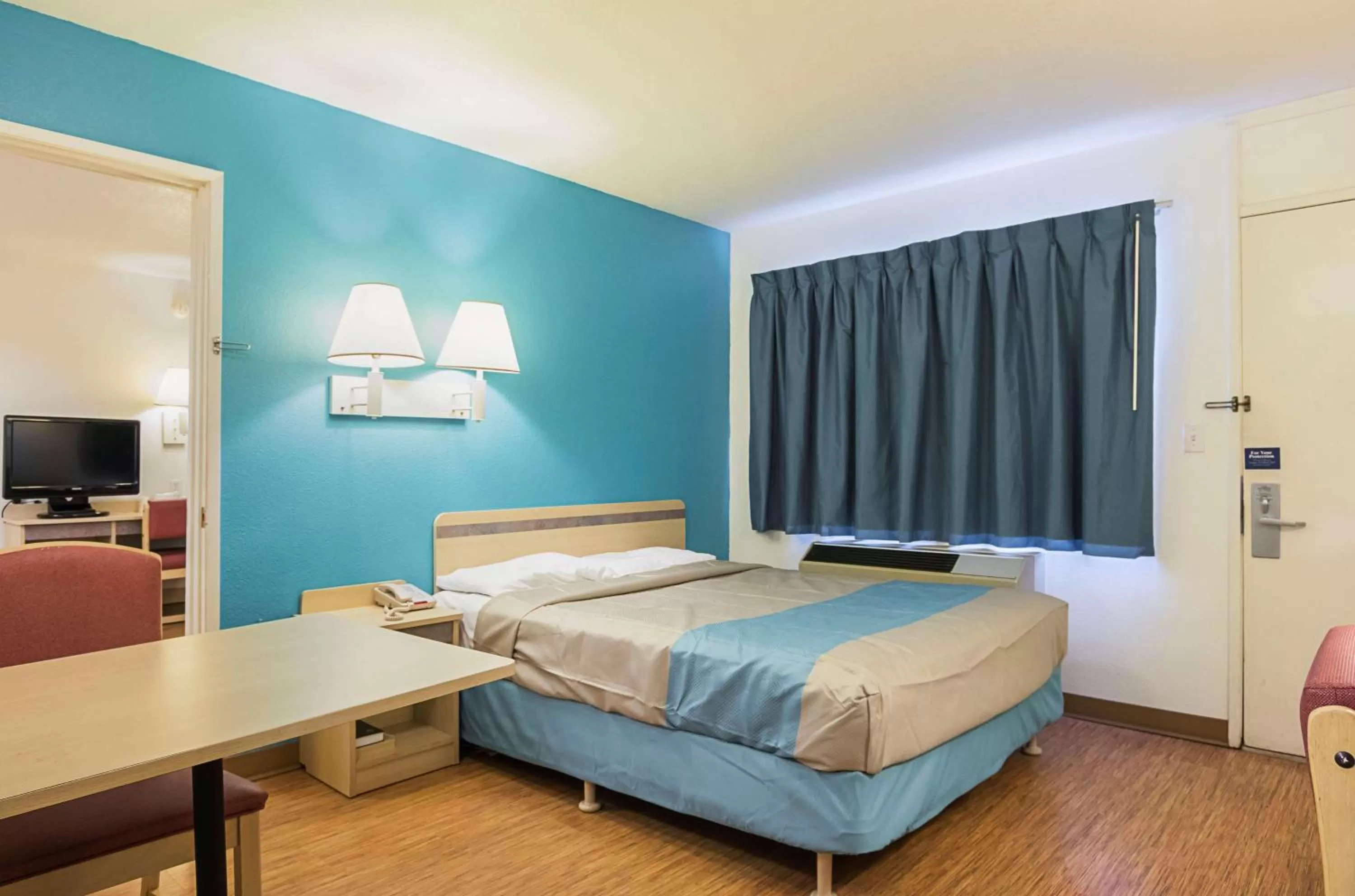 TV and multimedia, Bed in Motel 6-Rochester, MN