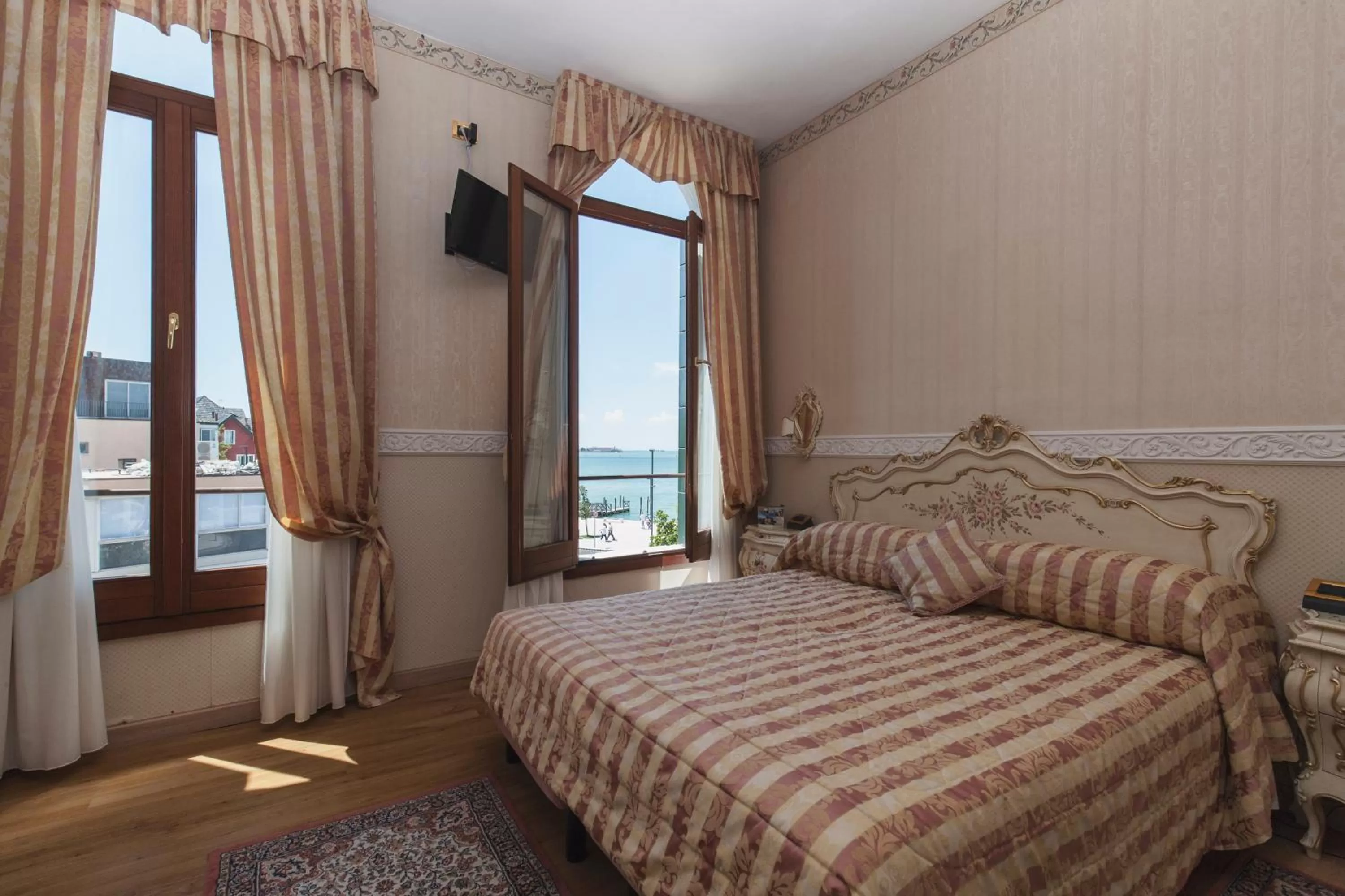 Photo of the whole room, Bed in Hotel Riviera Venezia Lido