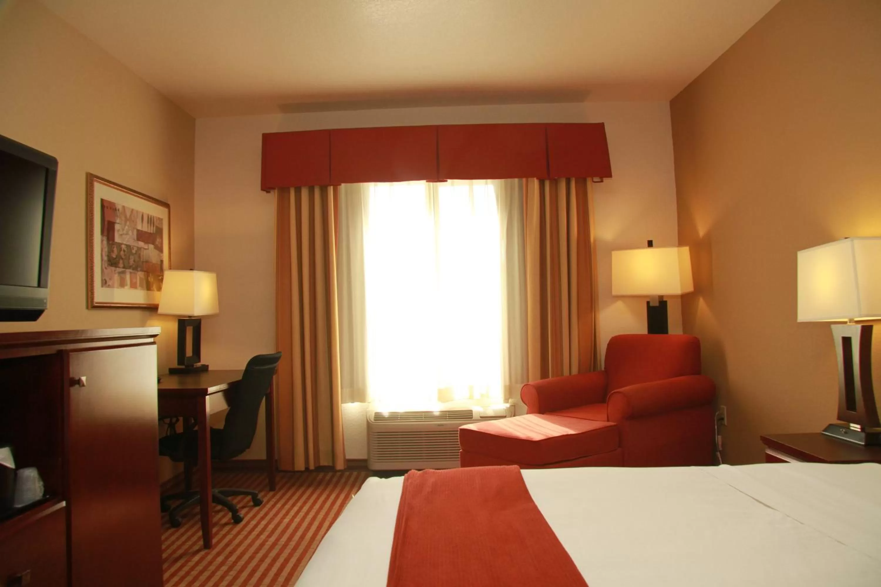 Photo of the whole room, Bed in Holiday Inn Express Hotel & Suites Amarillo South by IHG