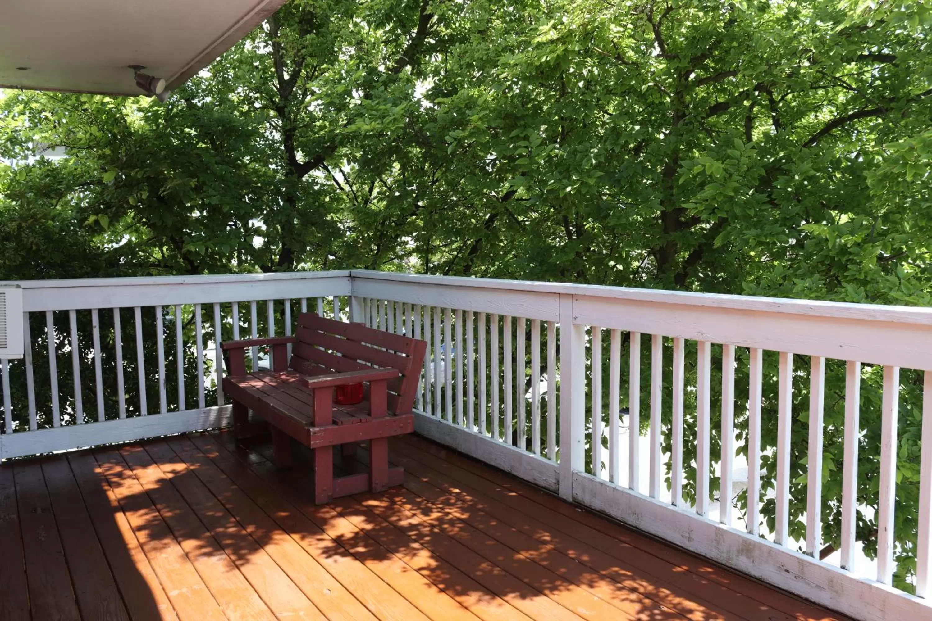 Balcony/Terrace in The Burgundy Inn Hotel and Apartments