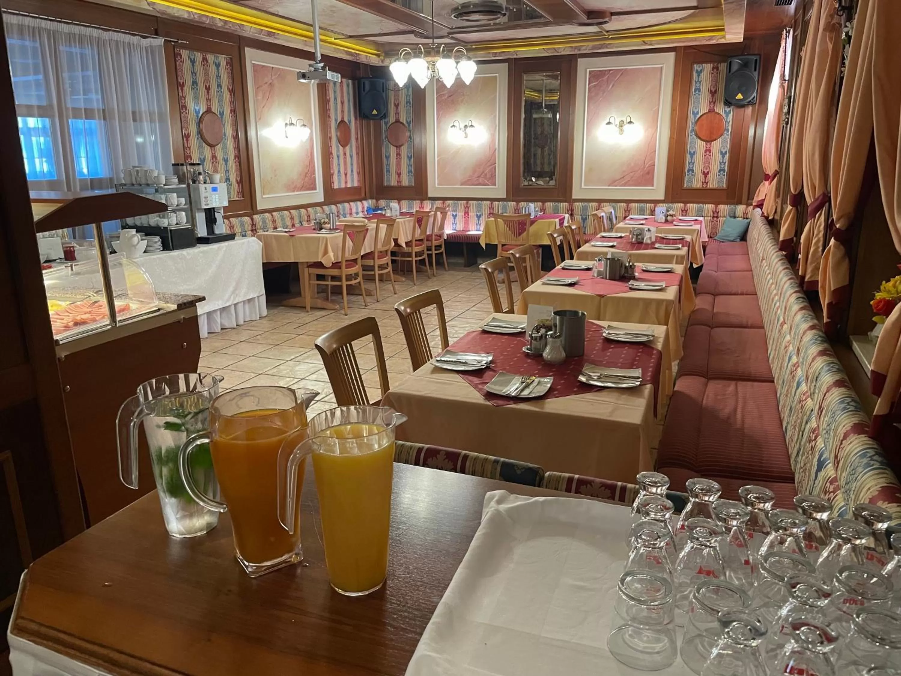 Breakfast in Hotel Restaurant Wallner I contactless check-in