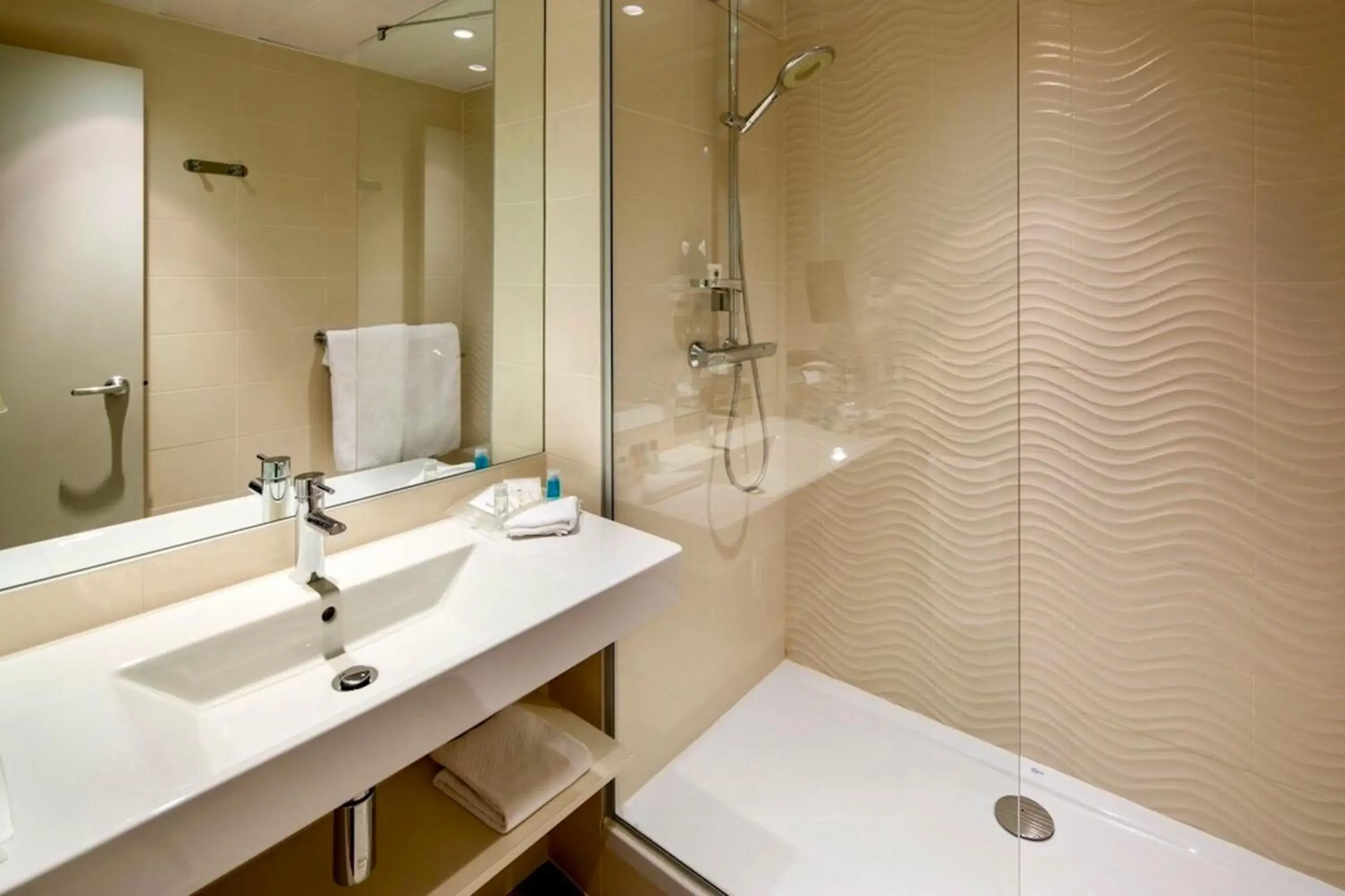 Standard Double Room in Holiday Inn Lyon Vaise by IHG Standard Double Room in Holiday Inn Lyon Vaise by IHG