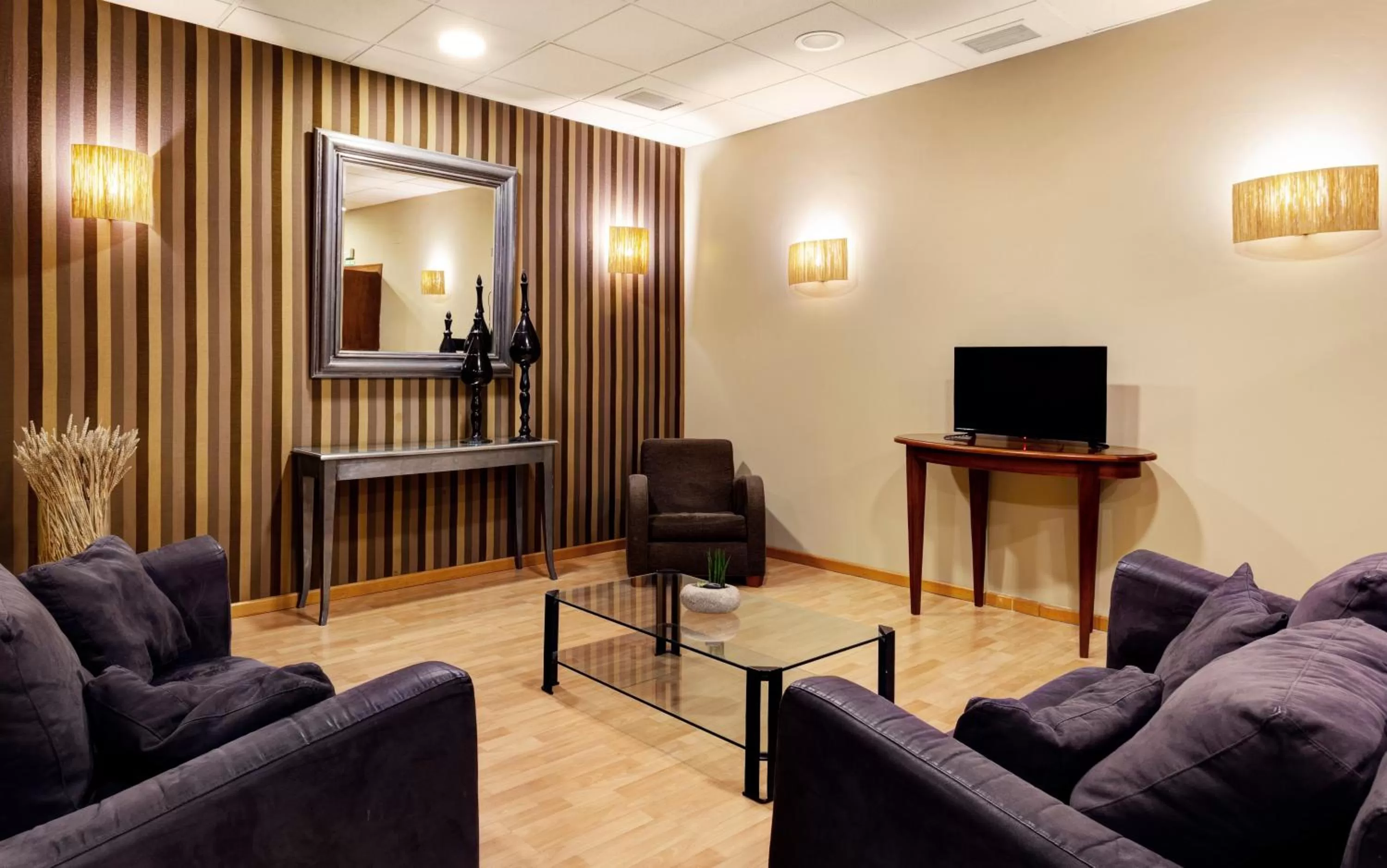 Communal lounge/ TV room in Hotel Sercotel Tudela Bardenas
