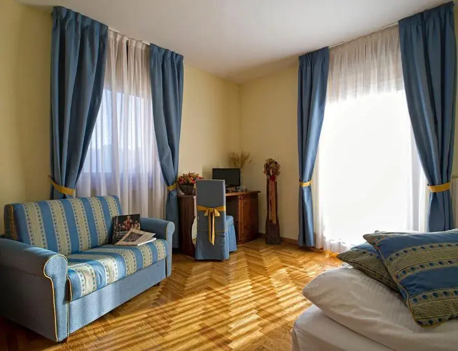 Double Room with Lake View in Hotel Belvedere Dolomiti Double Room with Lake View in Hotel Belvedere Dolomiti