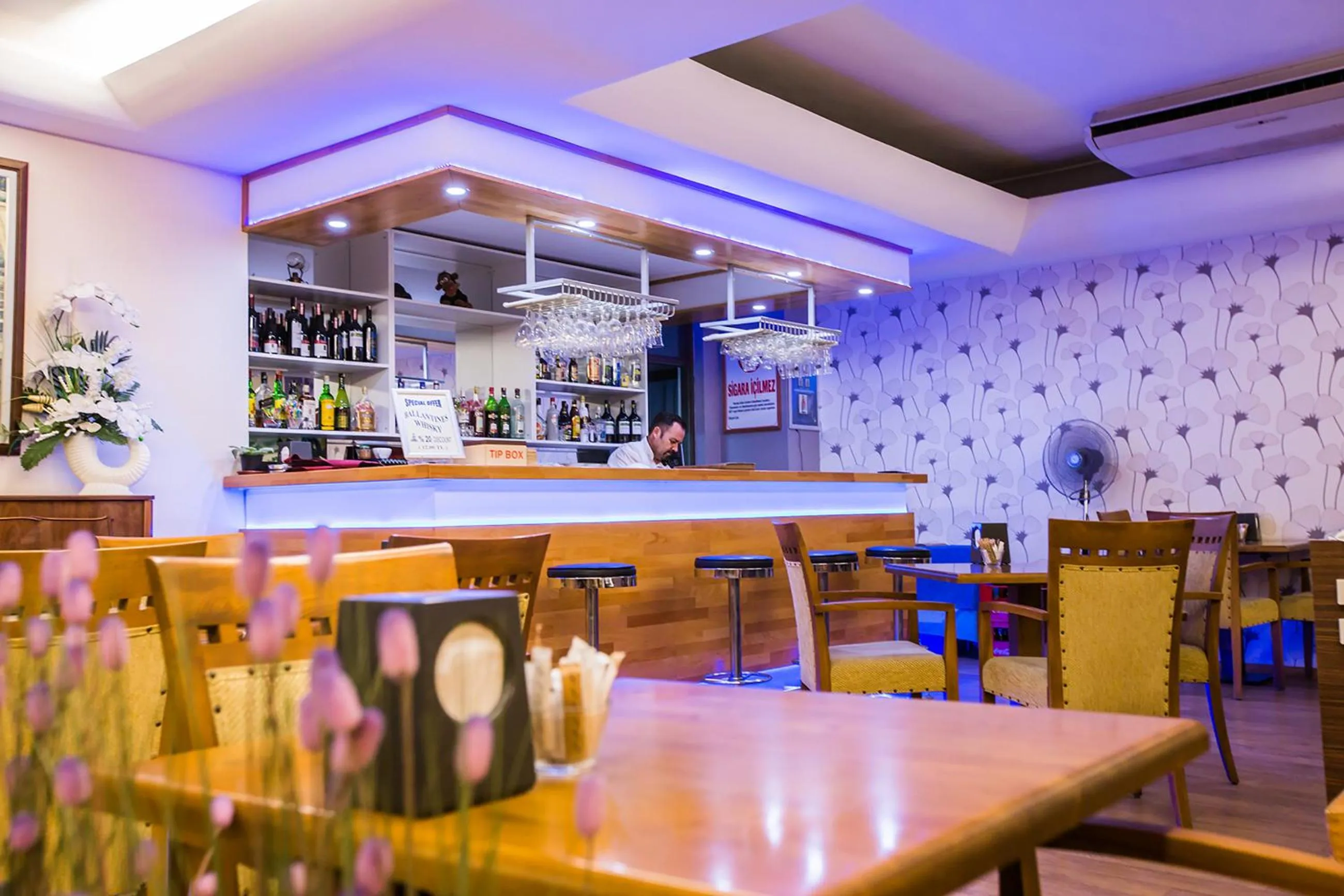 Restaurant/places to eat in Derici Hotel