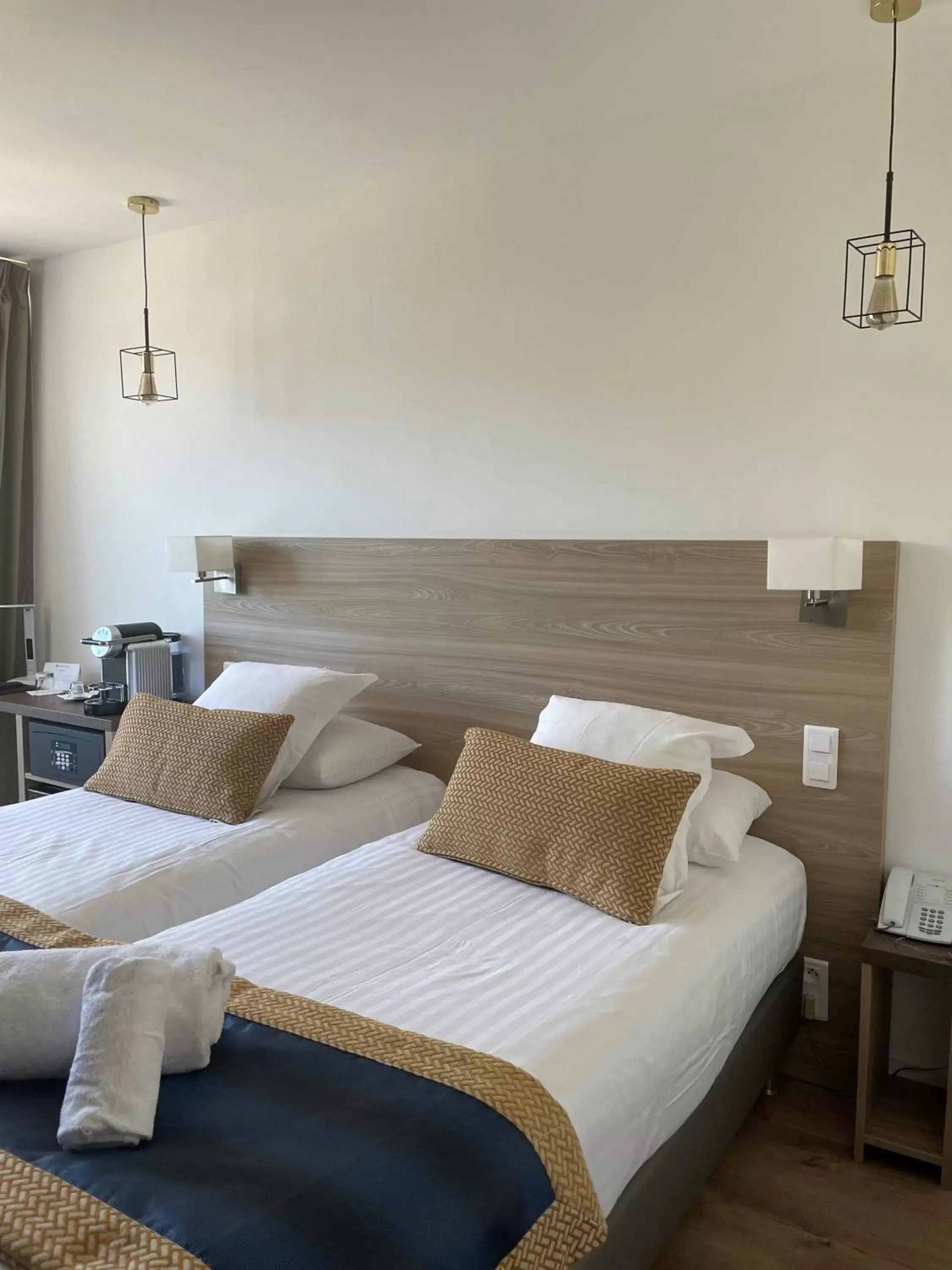 Comfort Twin Room with Balcony - Non-Smoking in Best Western Plus Hôtel la Rade Comfort Twin Room with Balcony - Non-Smoking in Best Western Plus Hôtel la Rade