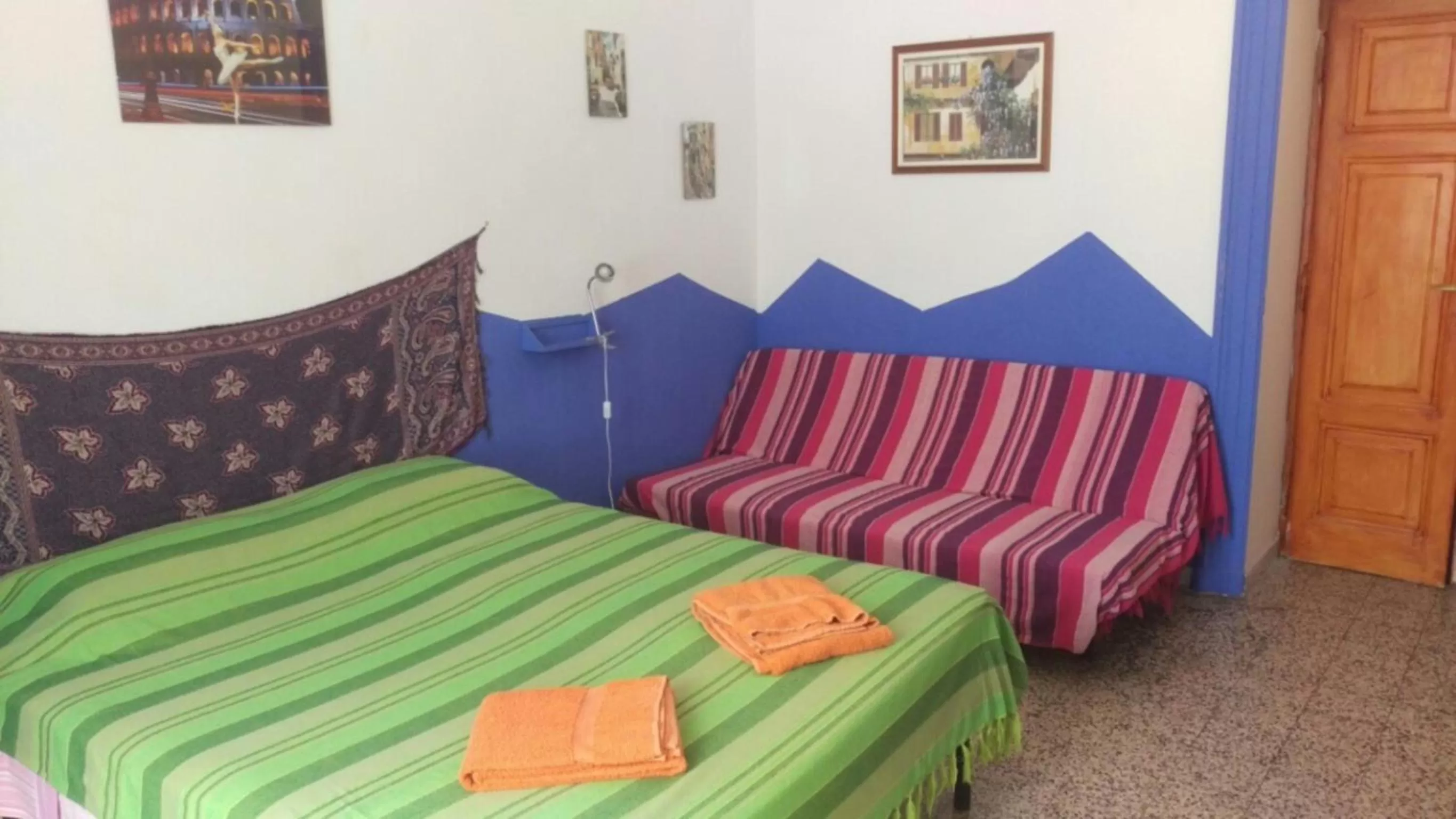 Photo of the whole room, Bed in Casa White