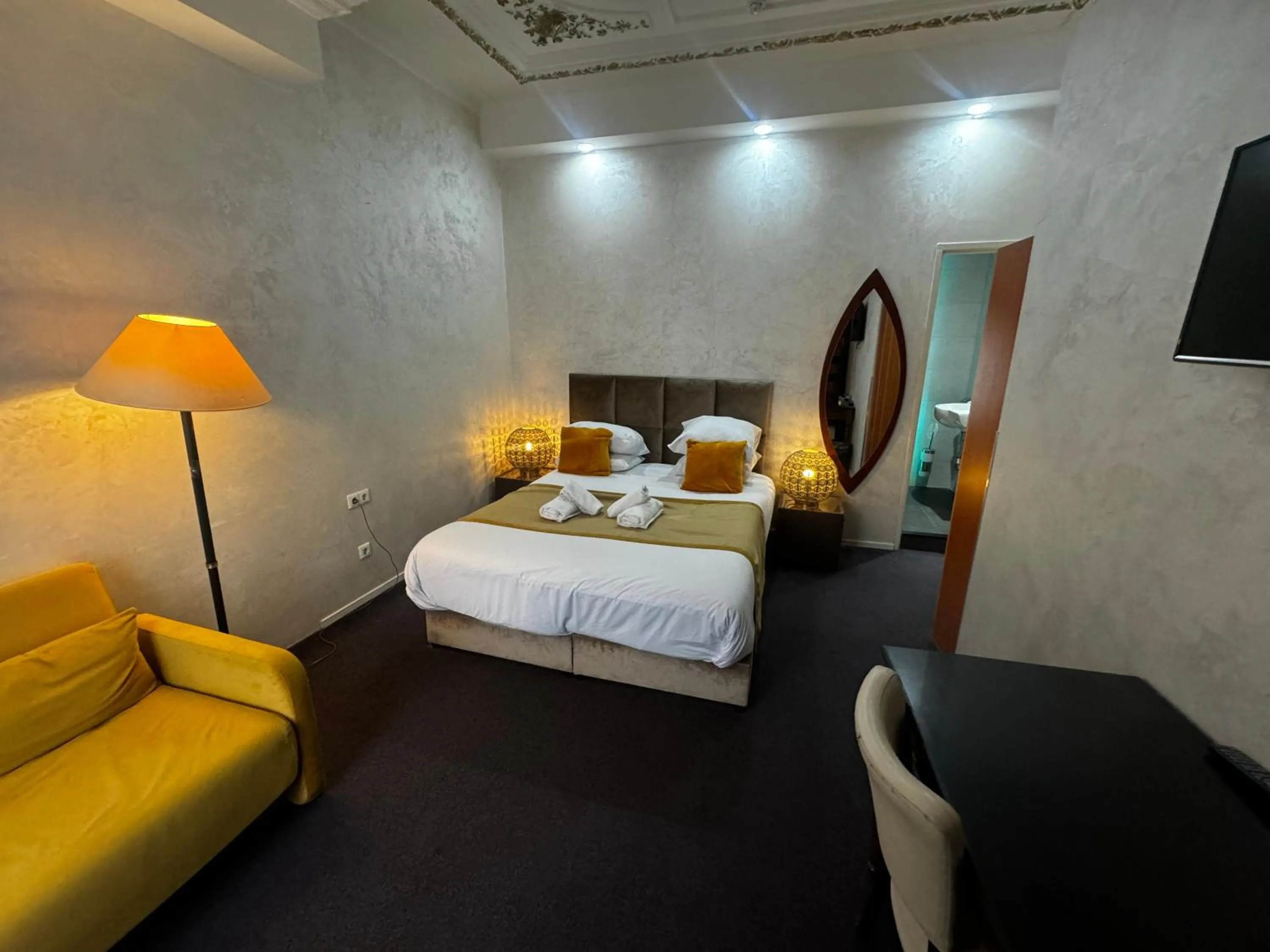 Bedroom, Bed in Hotel La Belle Vue