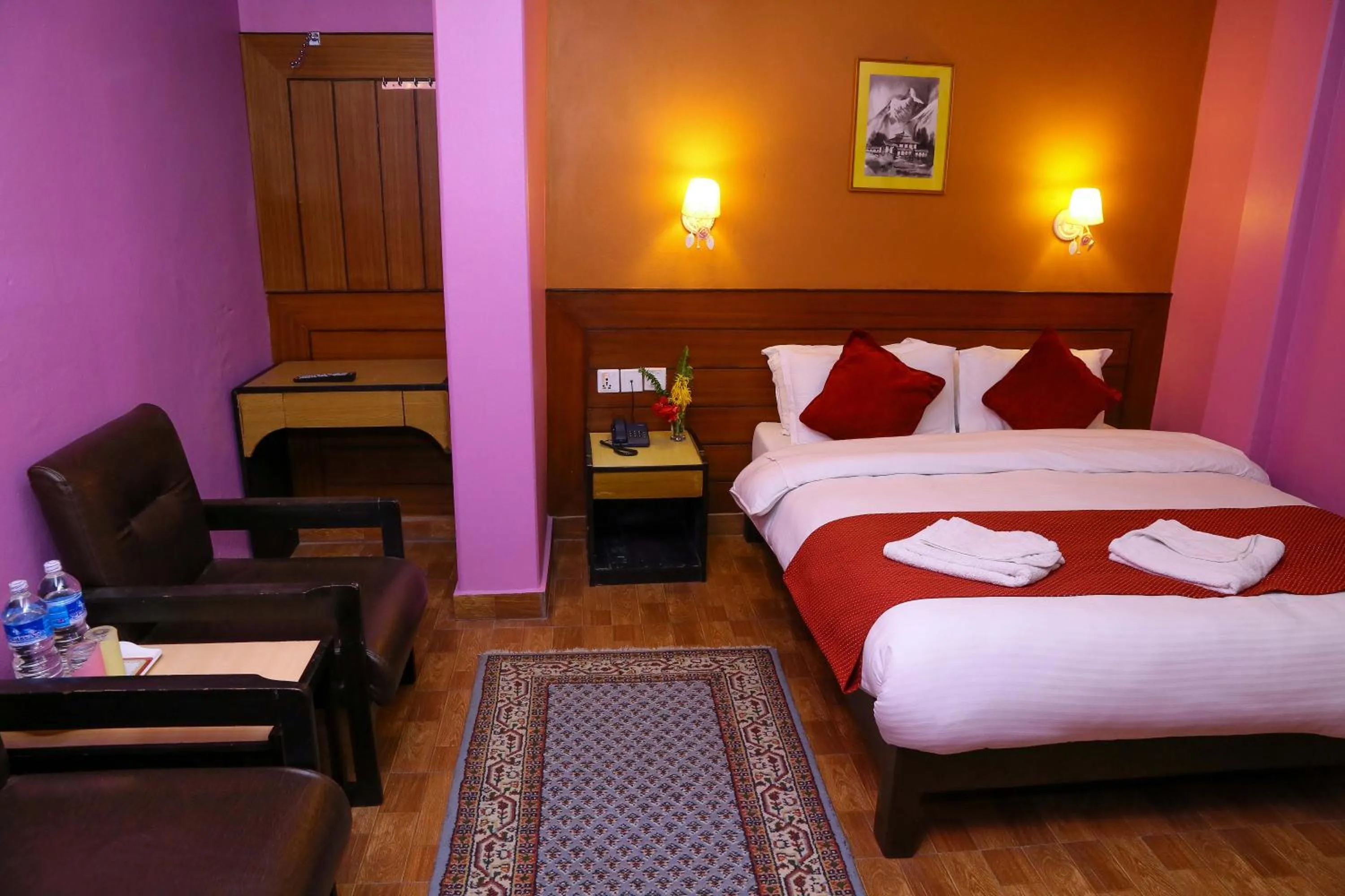 Decorative detail, Bed in Hotel Silver Oaks Inn