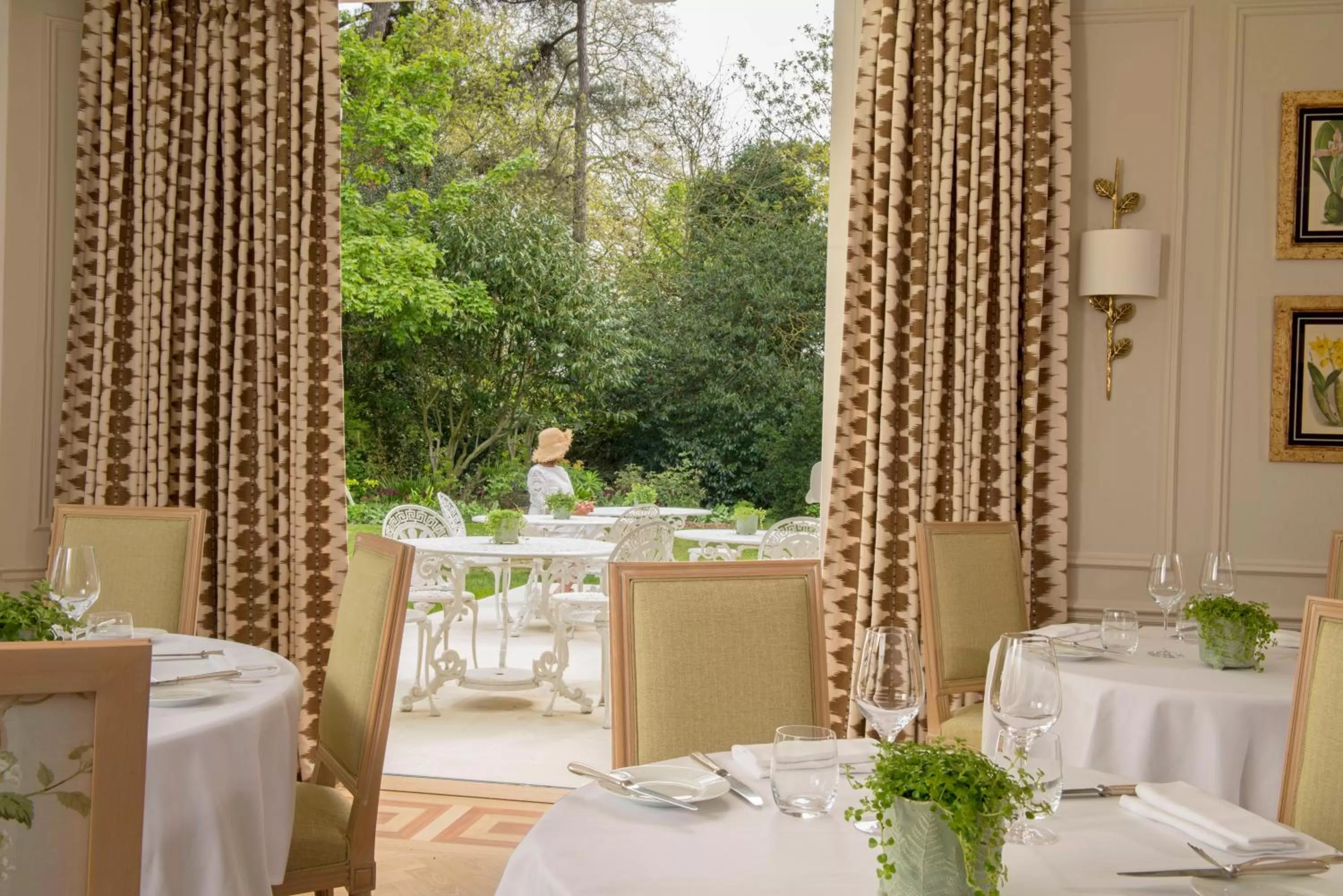 Restaurant/places to eat in Chateau La Cheneviere