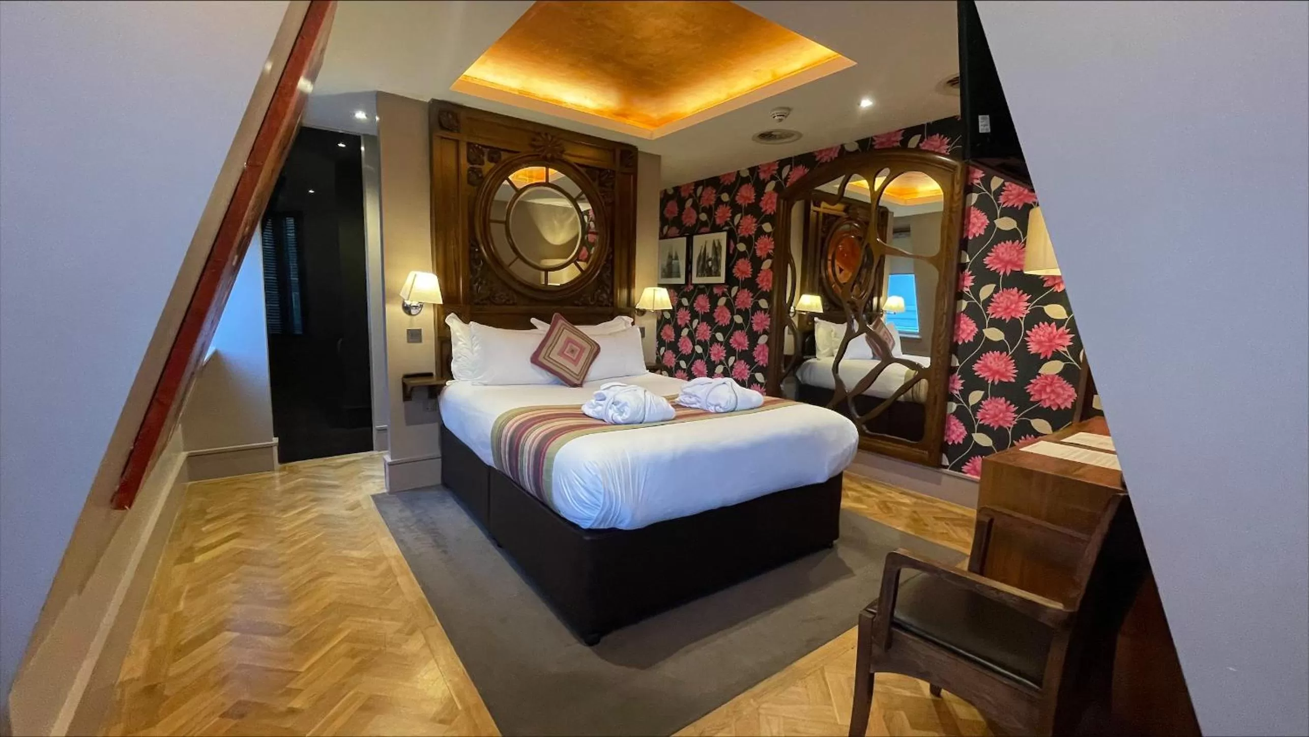 Bedroom, Bed in Le Monde Hotel