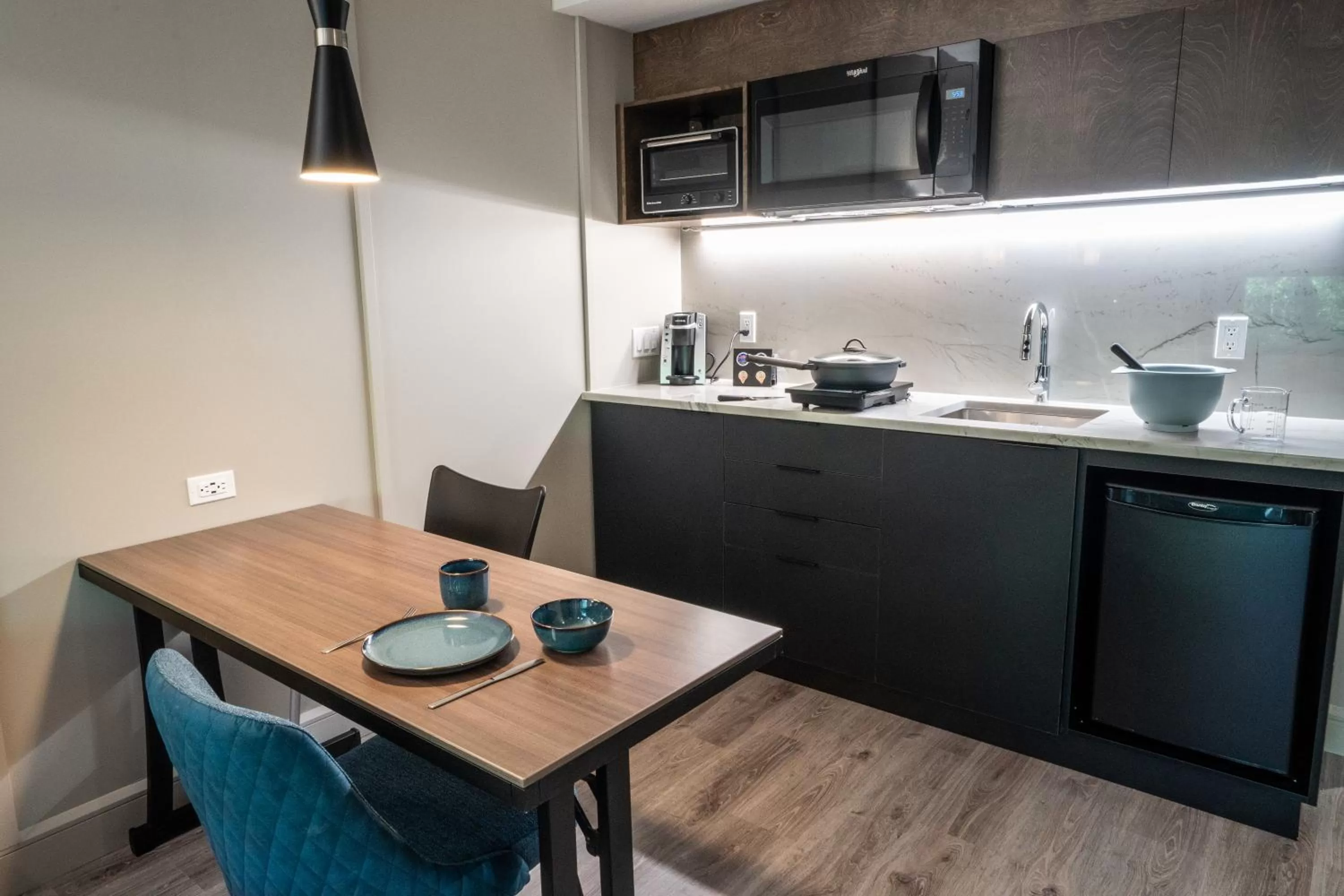 Kitchen or kitchenette in Hôtel & Suites Normandin Lévis