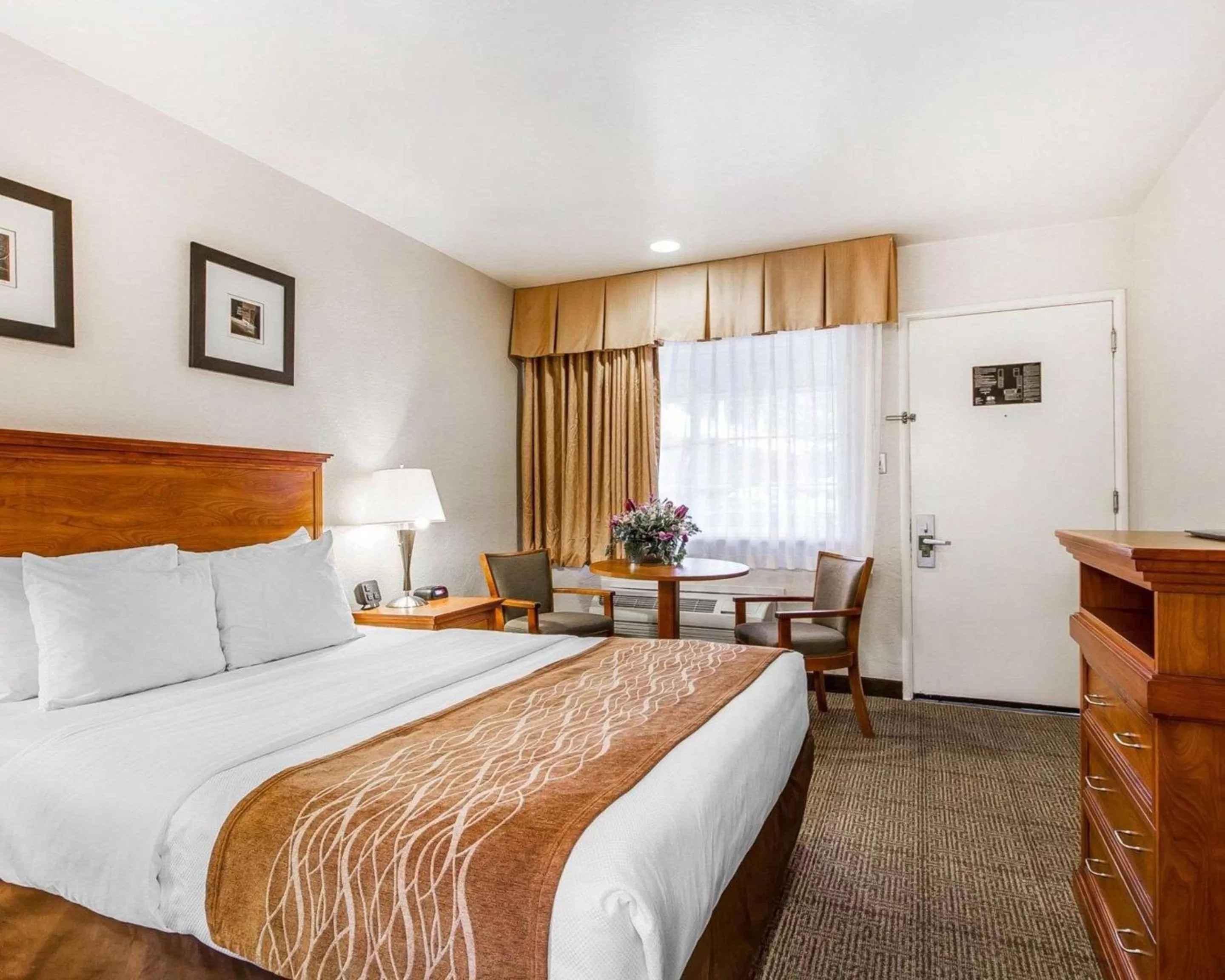 Photo of the whole room, Bed in The Inn at 1252 Monterey