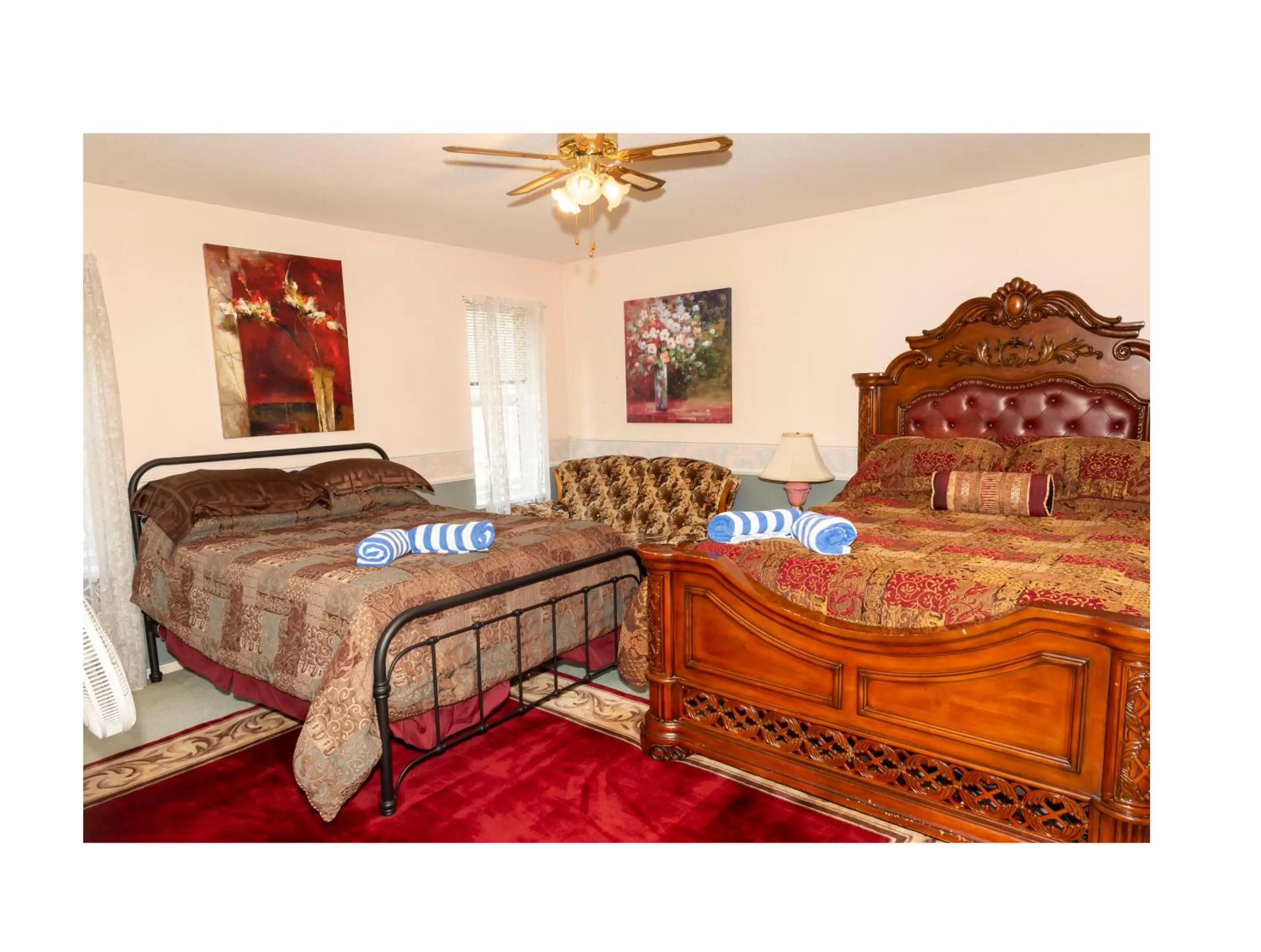 Anita's Bed & Breakfast Master Bedroom with 2 Queen Beds - 4 People