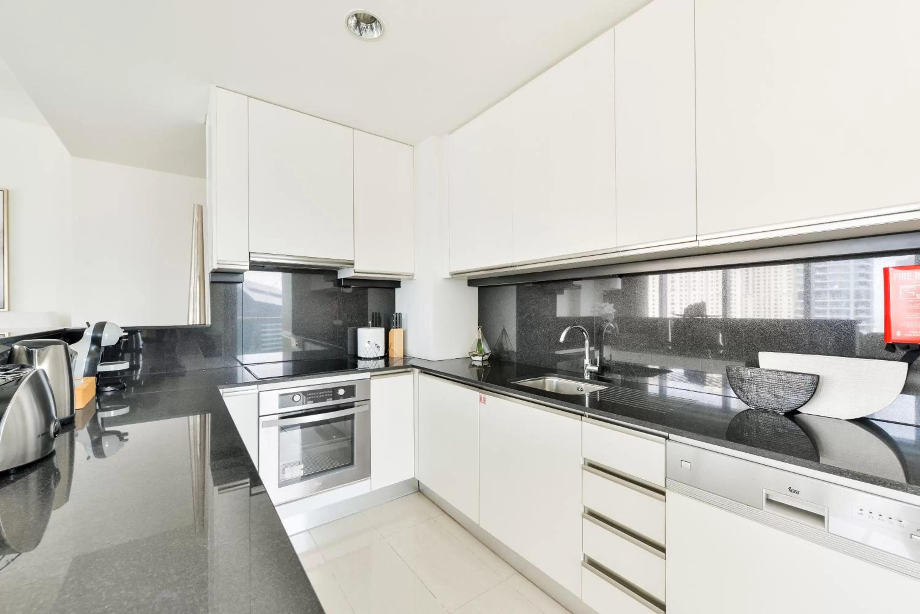 Kitchen or kitchenette in Emaar Residences Dubai Marina by Qstay - formerly Address Dubai Marina