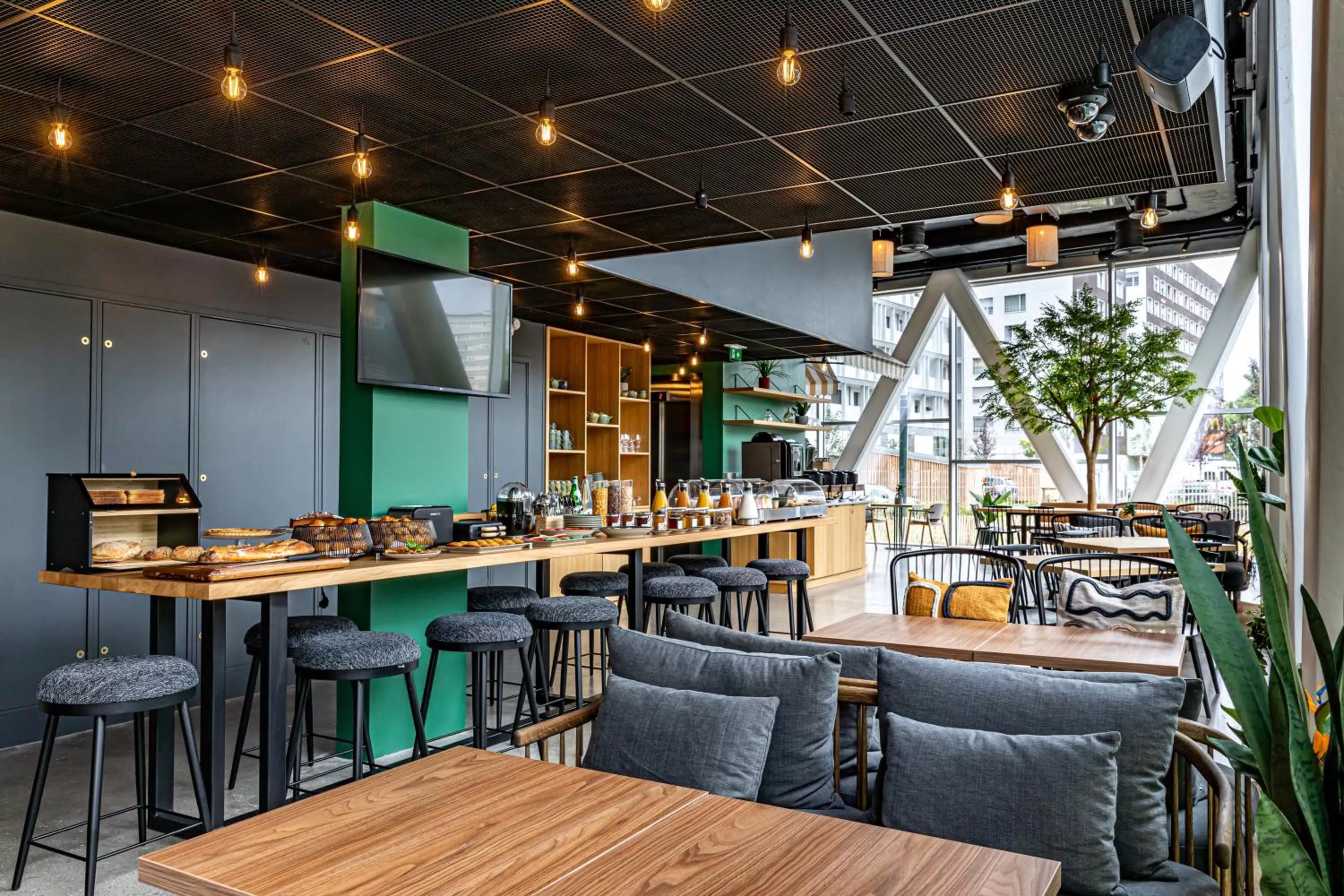 Food and drinks in Best Western M-Treize Paris Asnieres