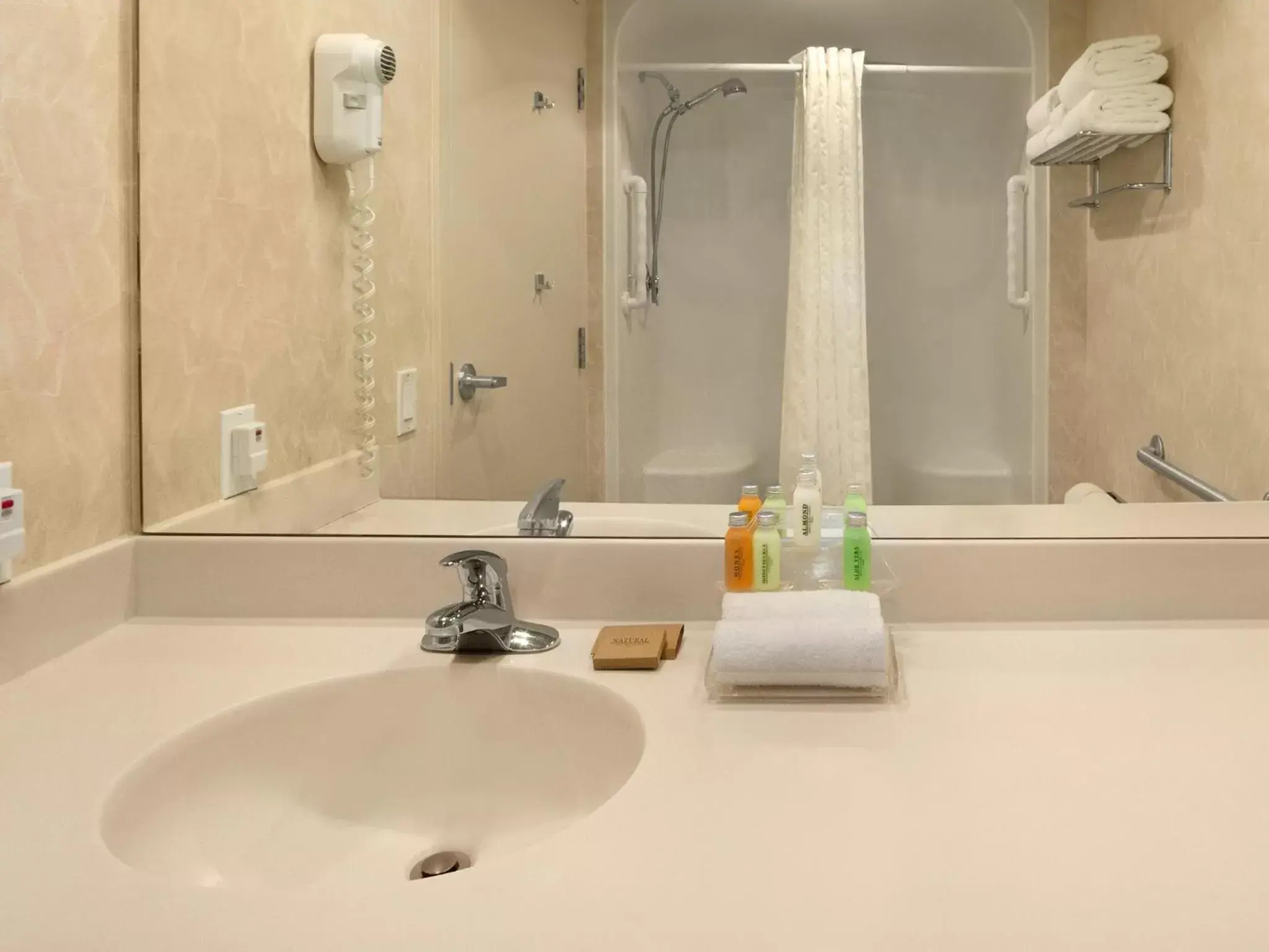 Queen Room - Disability Access in Travelodge by Wyndham Spruce Grove Queen Room - Disability Access in Travelodge by Wyndham Spruce Grove