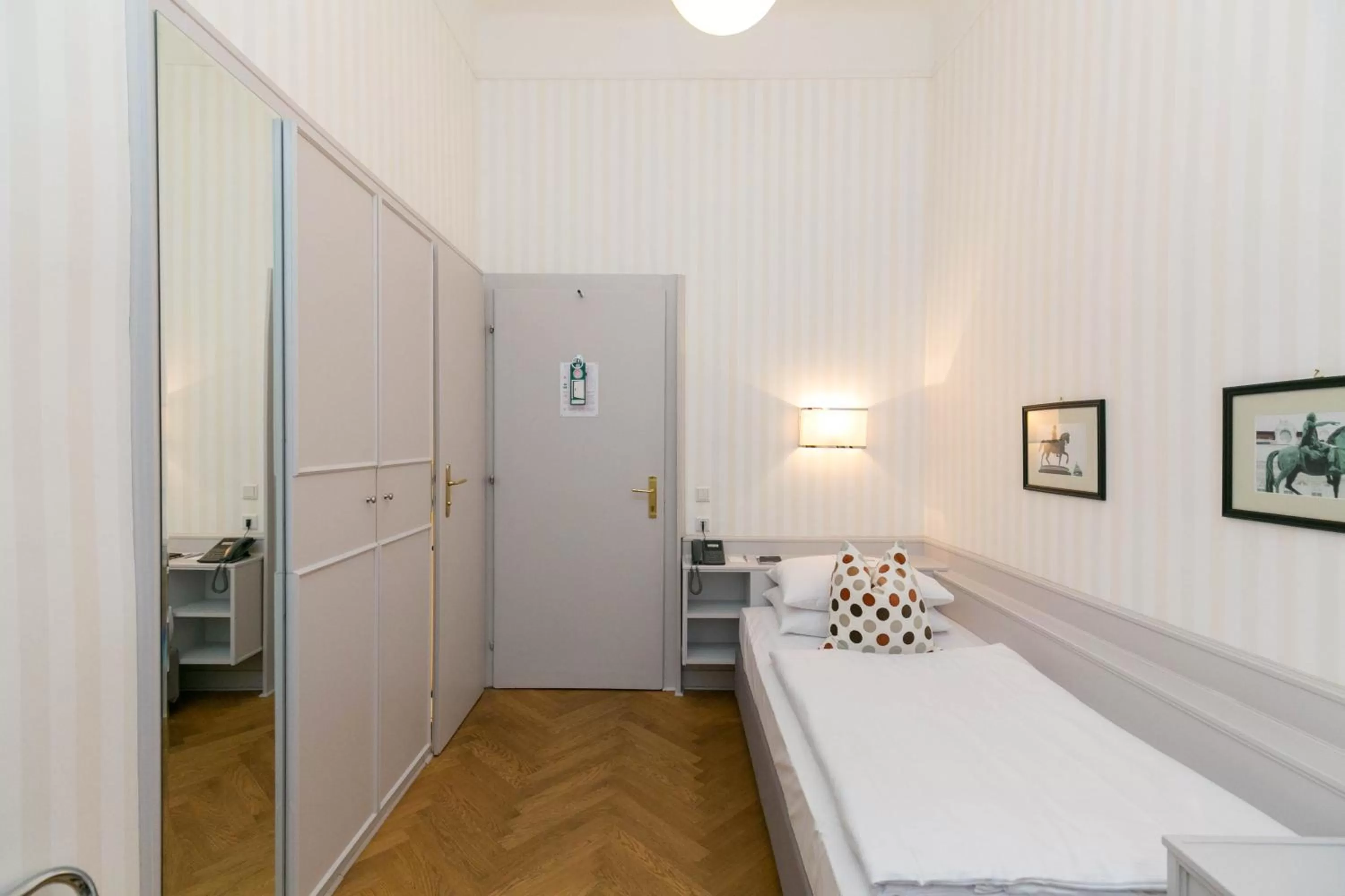 Photo of the whole room, Bed in Hotel Kärntnerhof