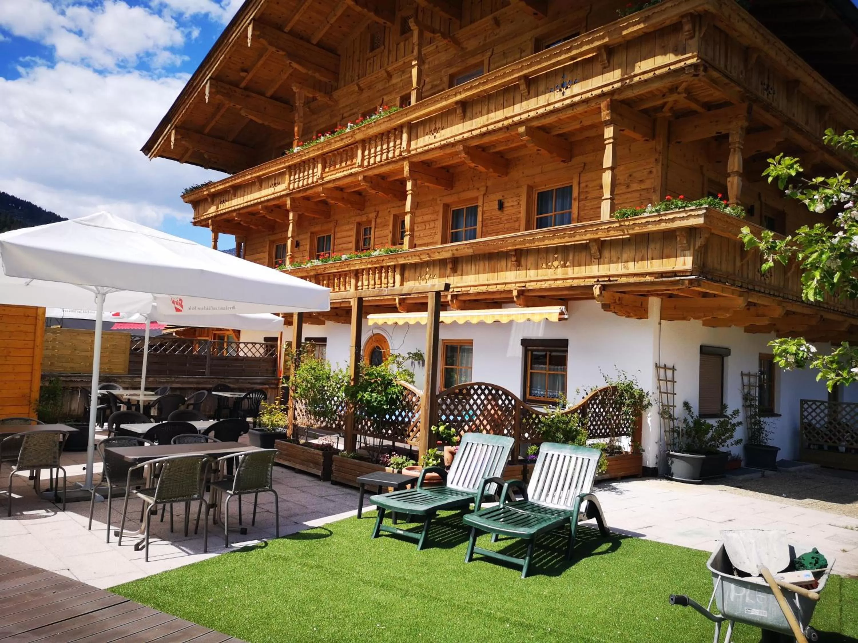 Property building, Swimming Pool in Hotel Aschauer Hof z'Fritzn