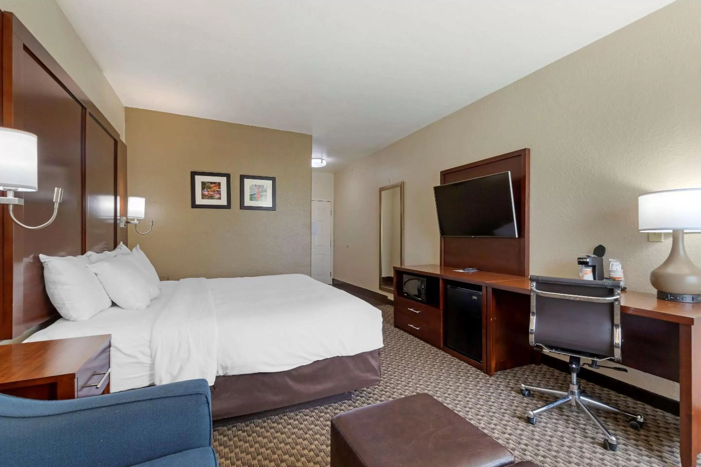 Photo of the whole room, Bed in Comfort Inn & Suites Near Six Flags & Medical Center