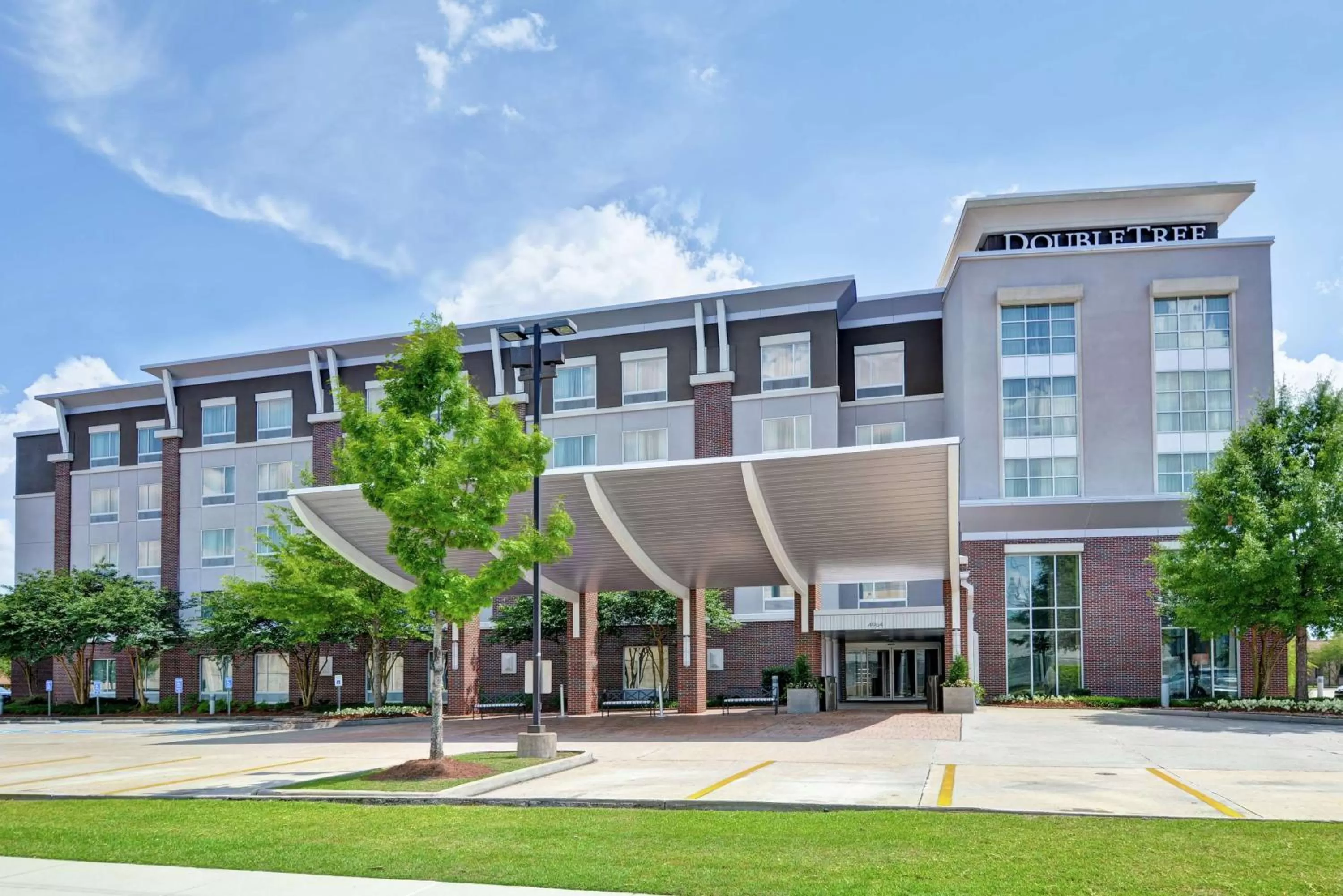 Property building in DoubleTree by Hilton Hotel Baton Rouge