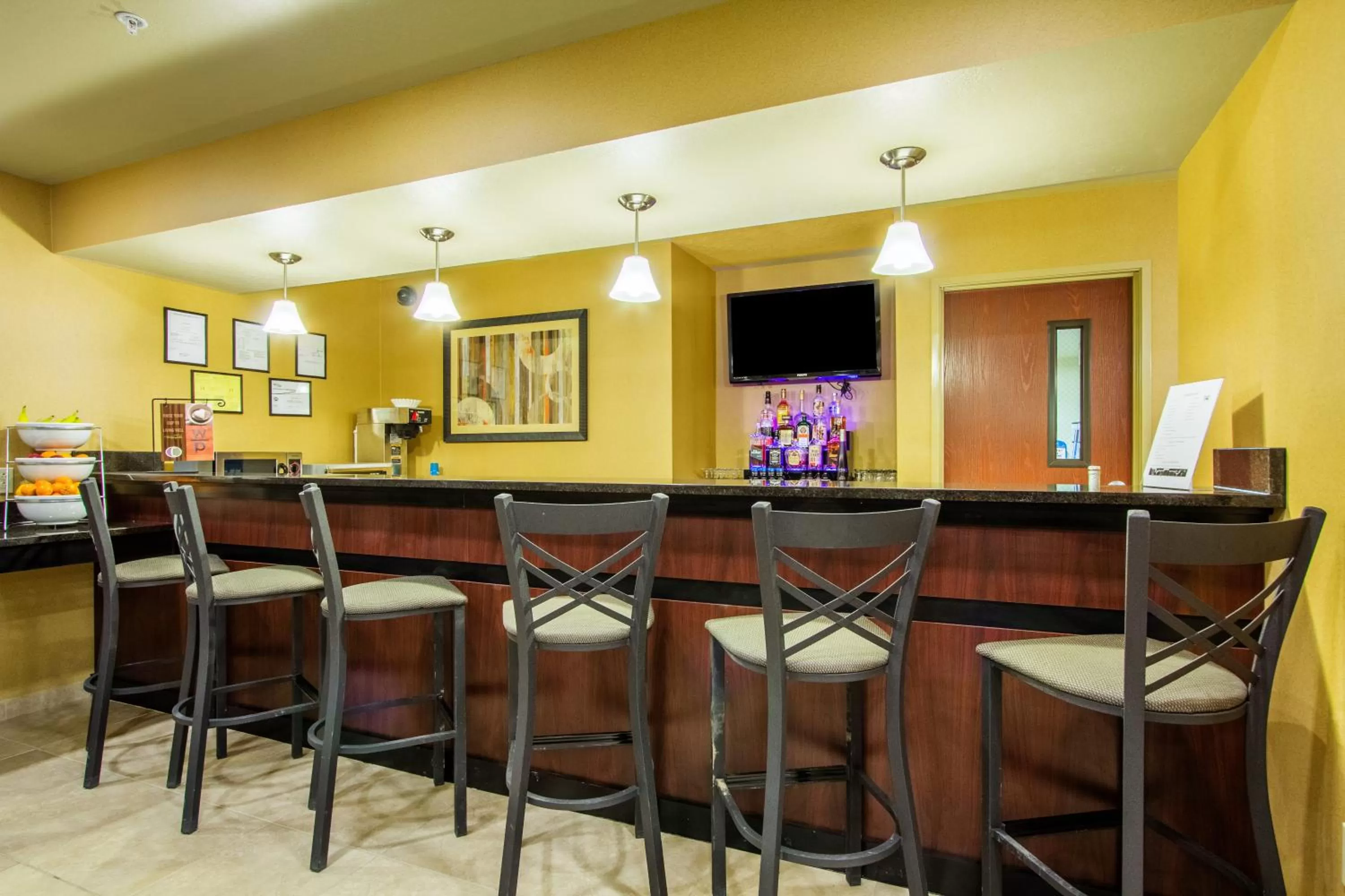 Lounge or bar in Cobblestone Inn & Suites - Corry