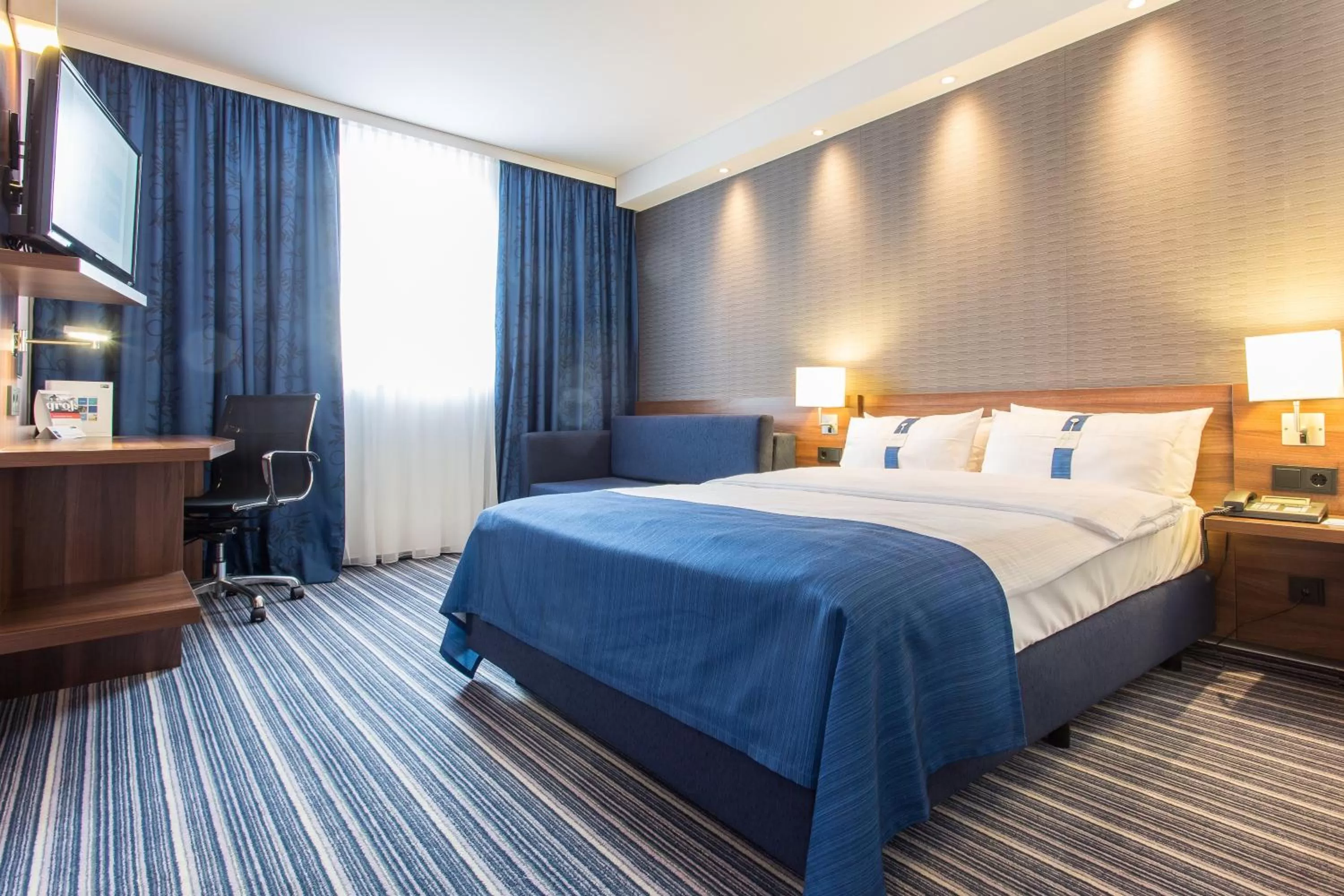 Photo of the whole room, Bed in Holiday Inn Express Neunkirchen by IHG