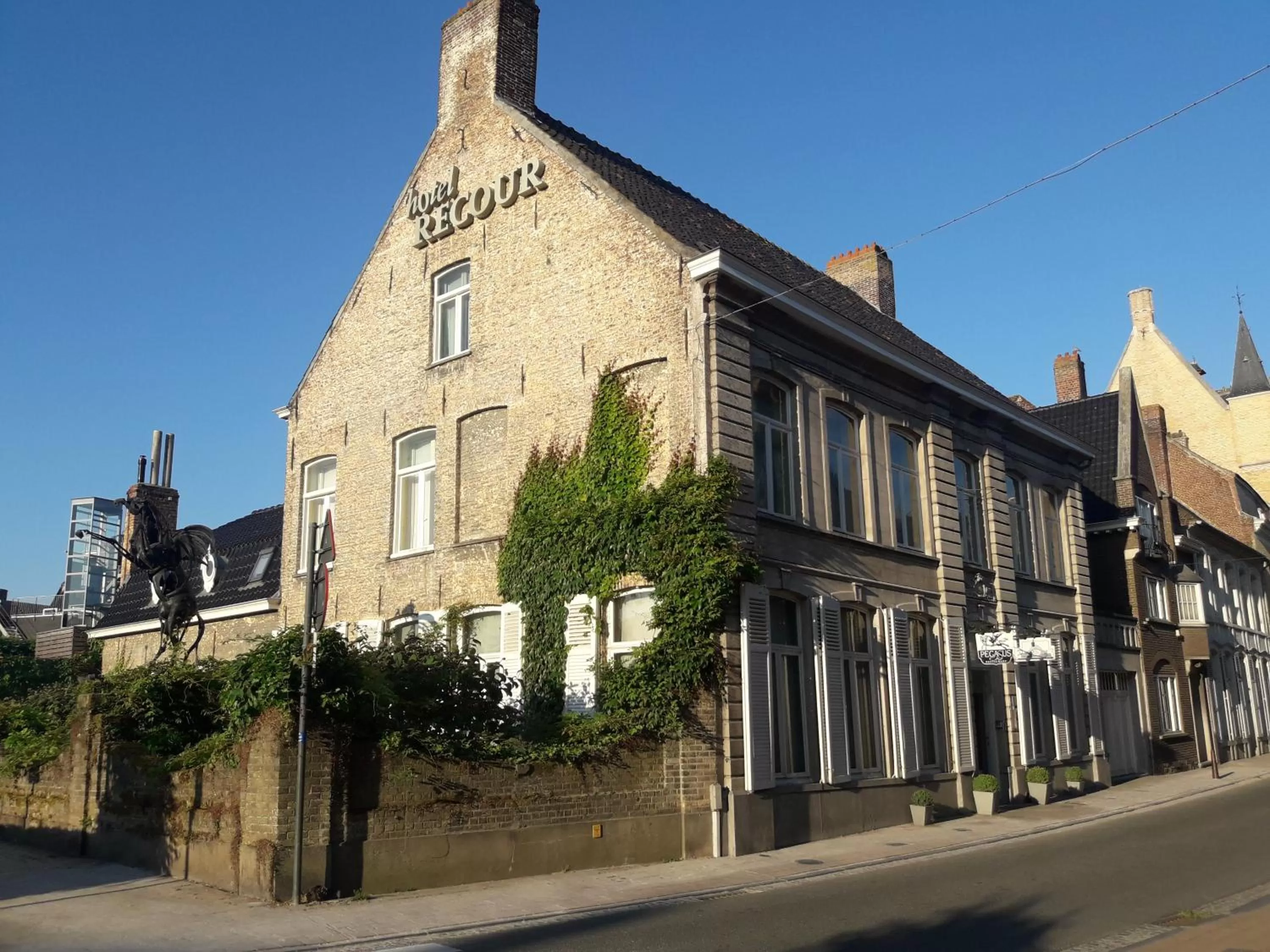 Property building in Hotel Recour