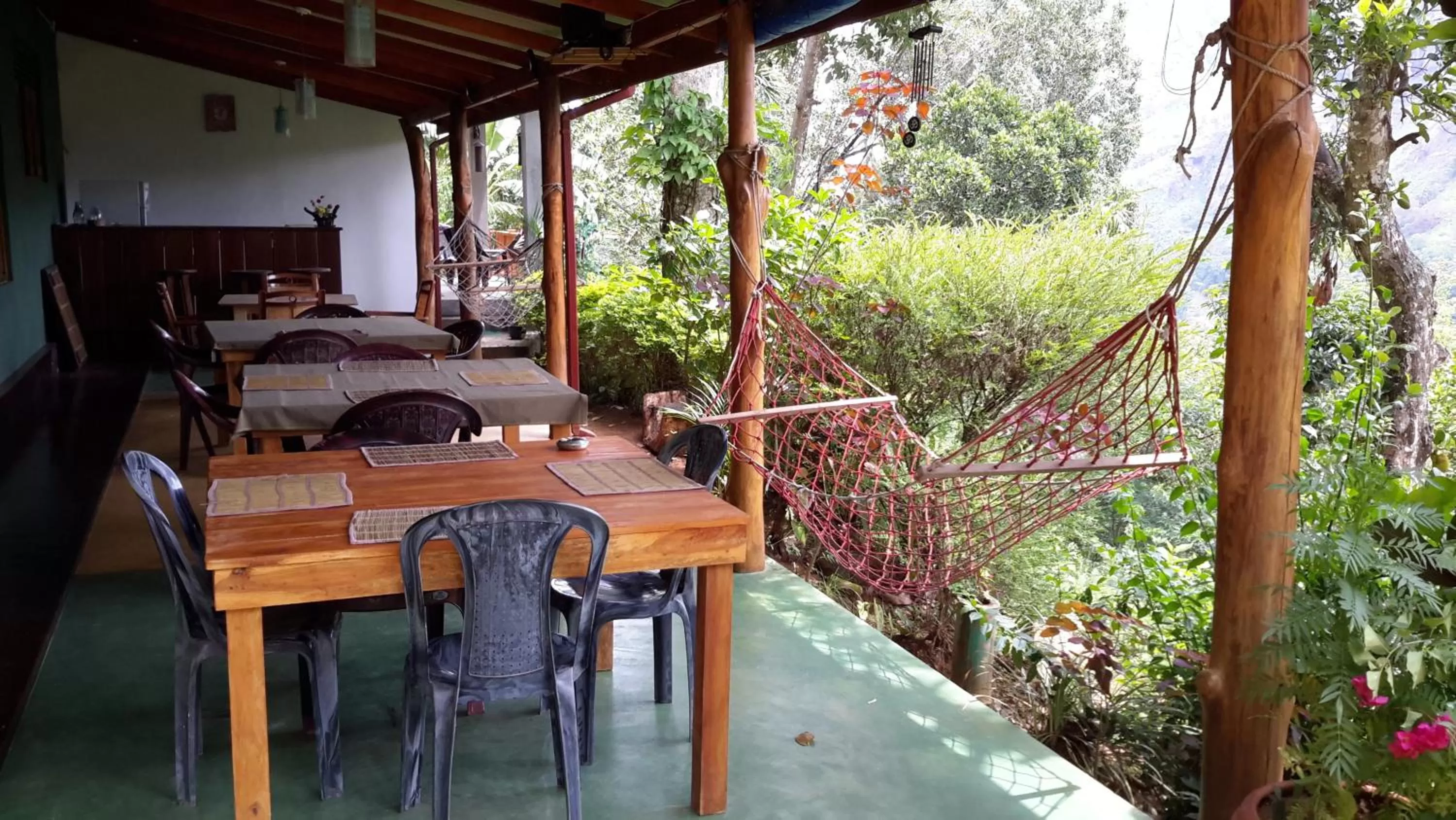 Restaurant/Places to Eat in Raveena Guest House