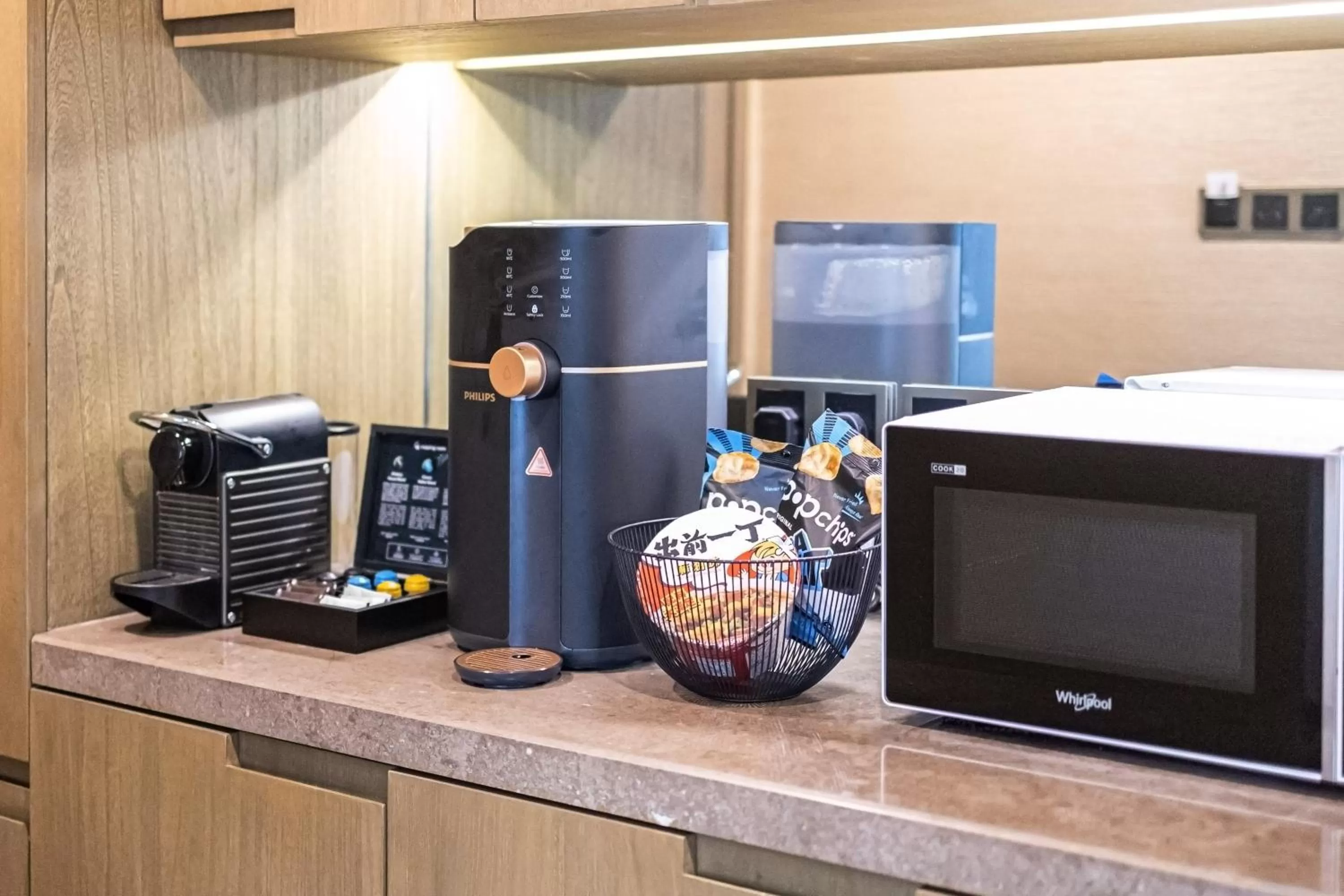 Kitchen or kitchenette, TV/Entertainment Center in One-Eight-One Hotel & Serviced Residences