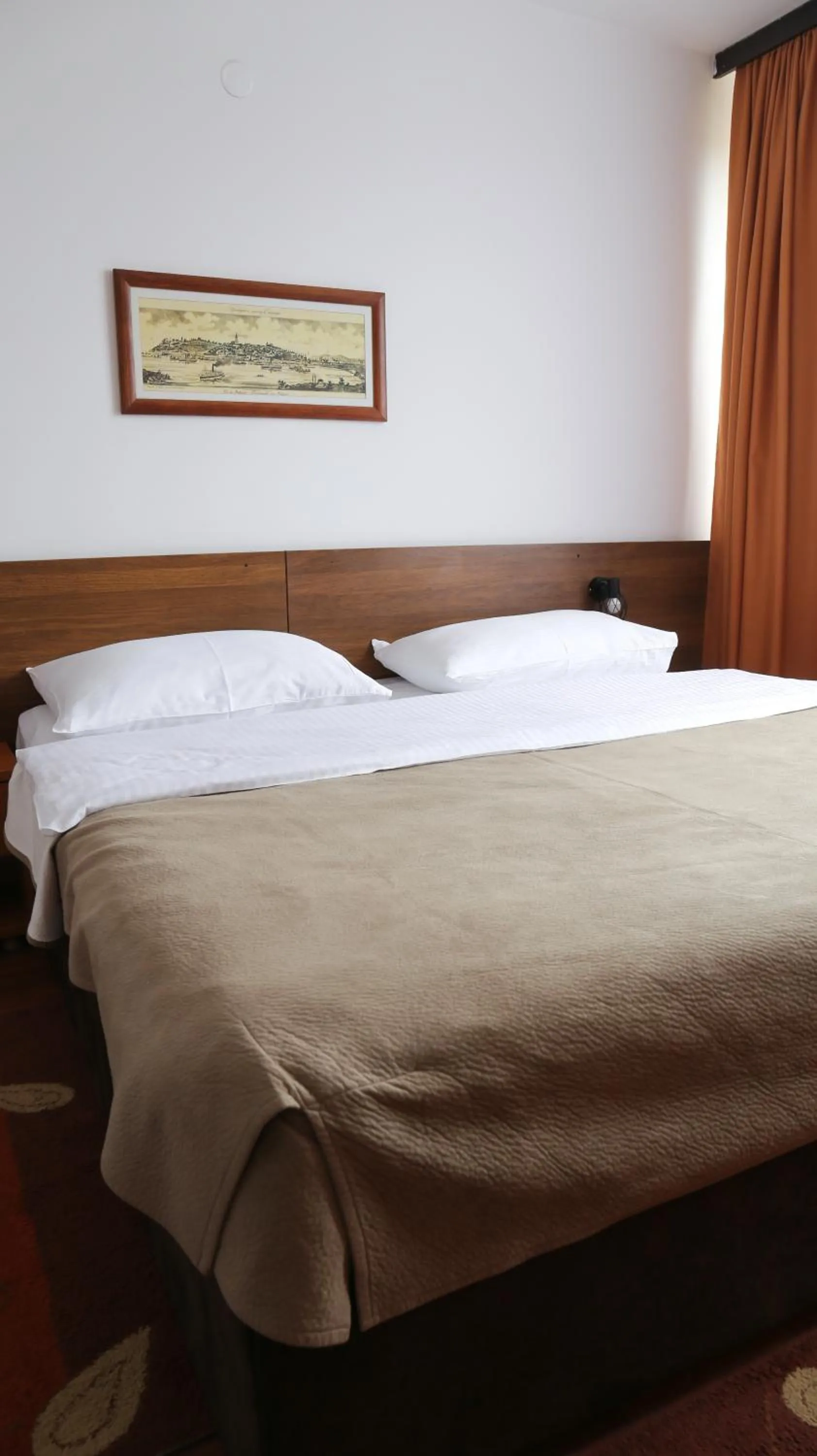 Bed in Hotel Srbija-FREE PARKING