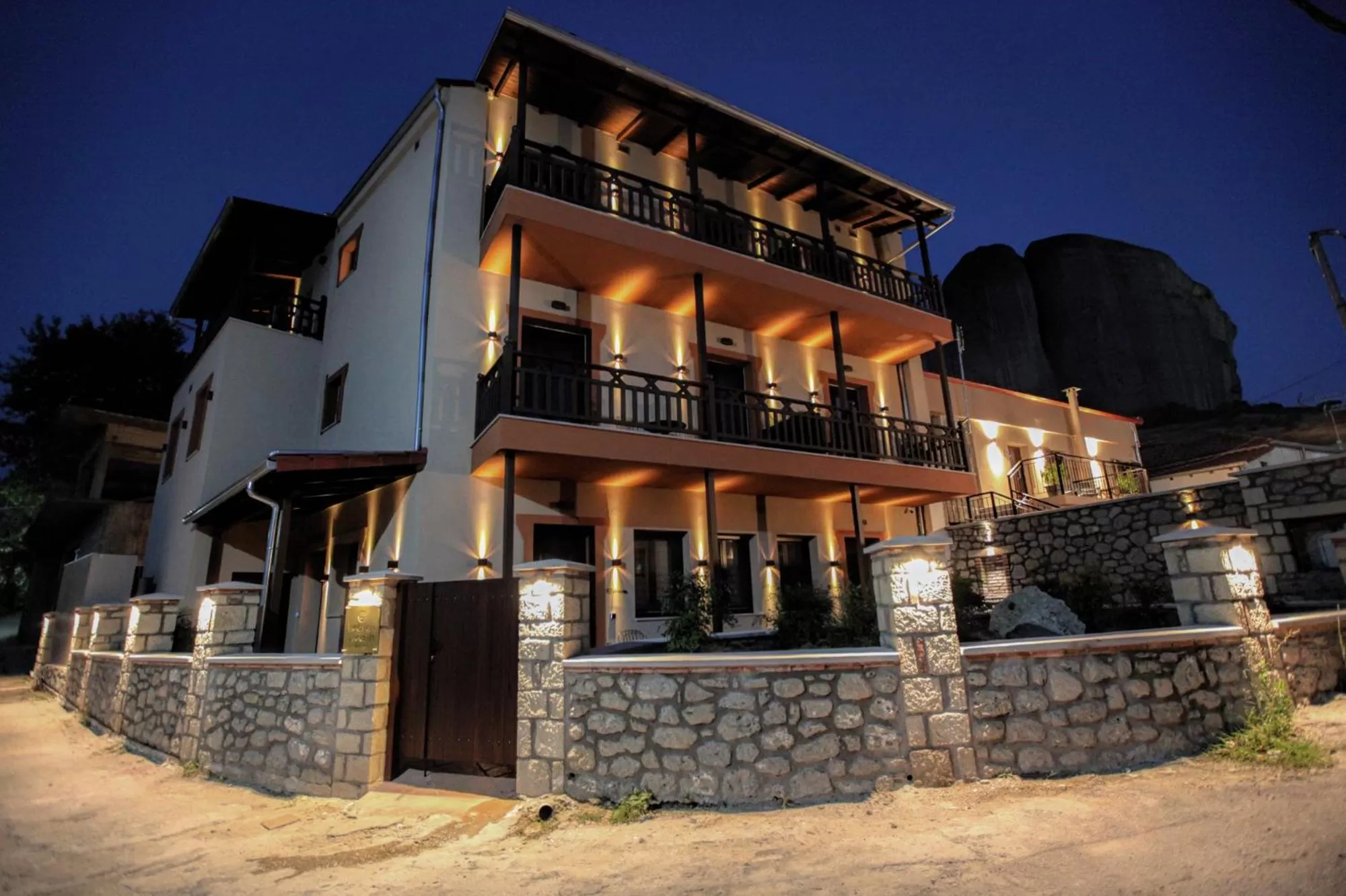 Property Building in Meteora Heaven and Earth Kastraki premium suites
