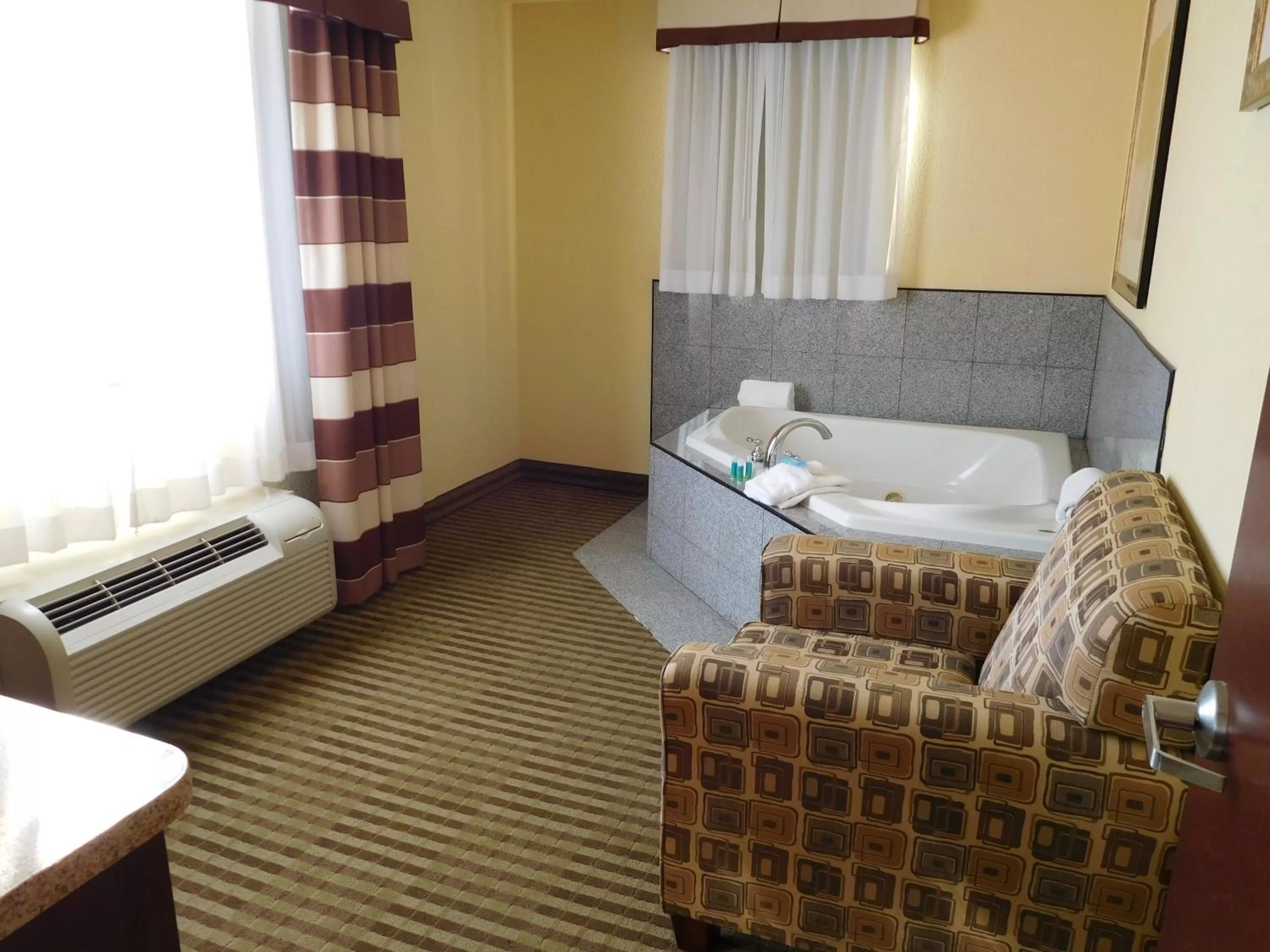Photo of the whole room, Bed in Holiday Inn Express Ponca City by IHG