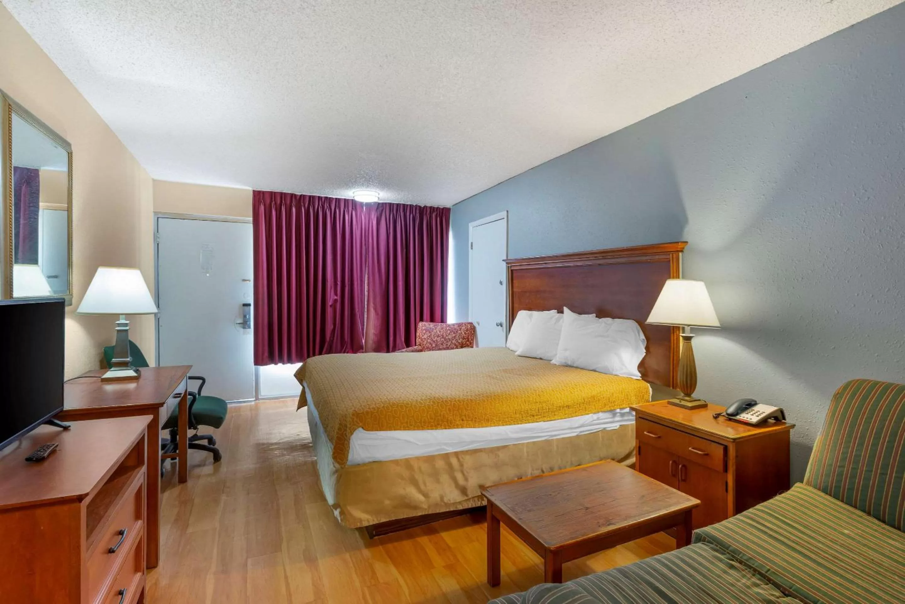 Bedroom, Bed in Rodeway Inn Colonial Heights I-95