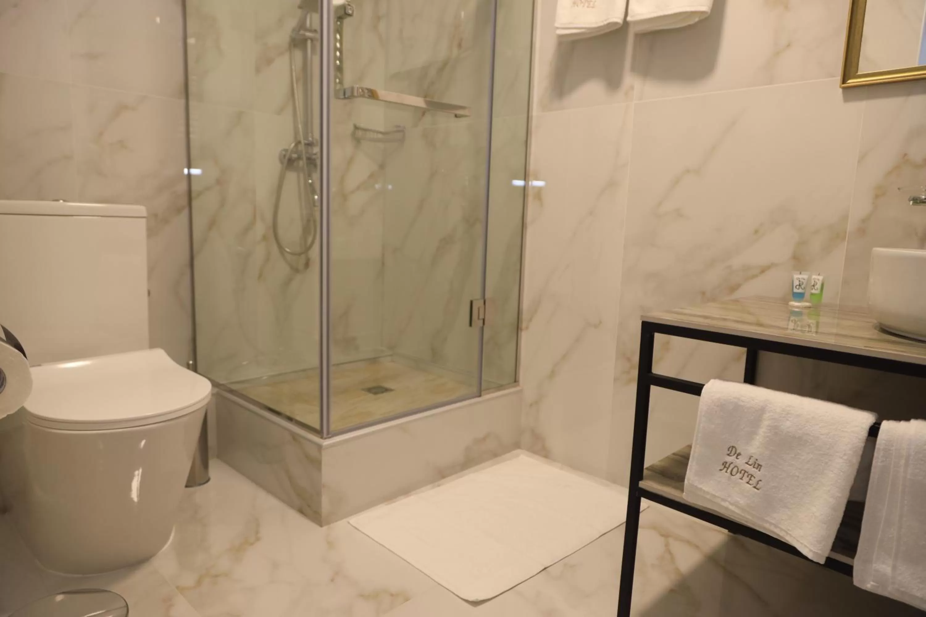 Bathroom in DeLin Hotel And Tours