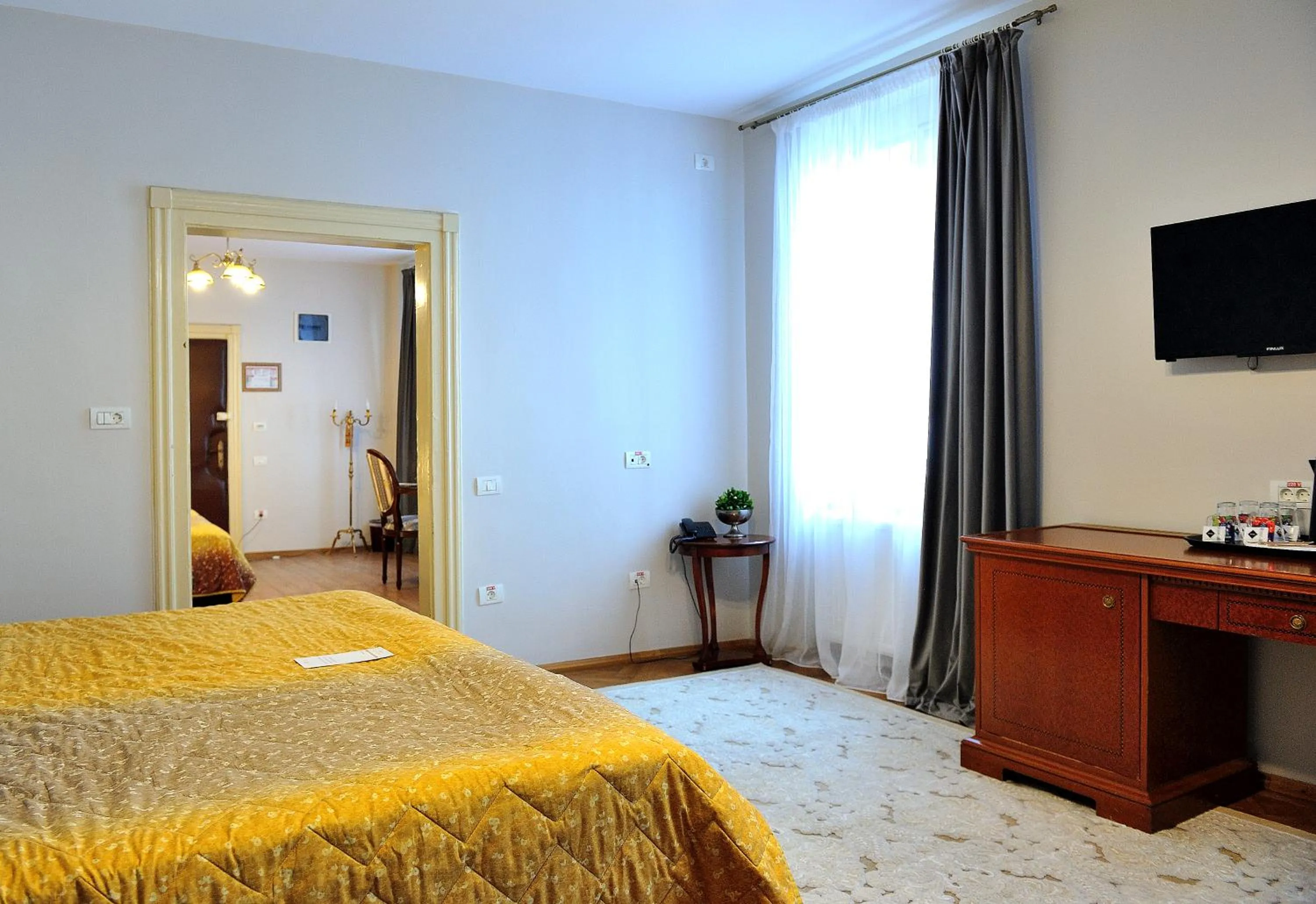 Photo of the whole room, Bed in Safrano Palace