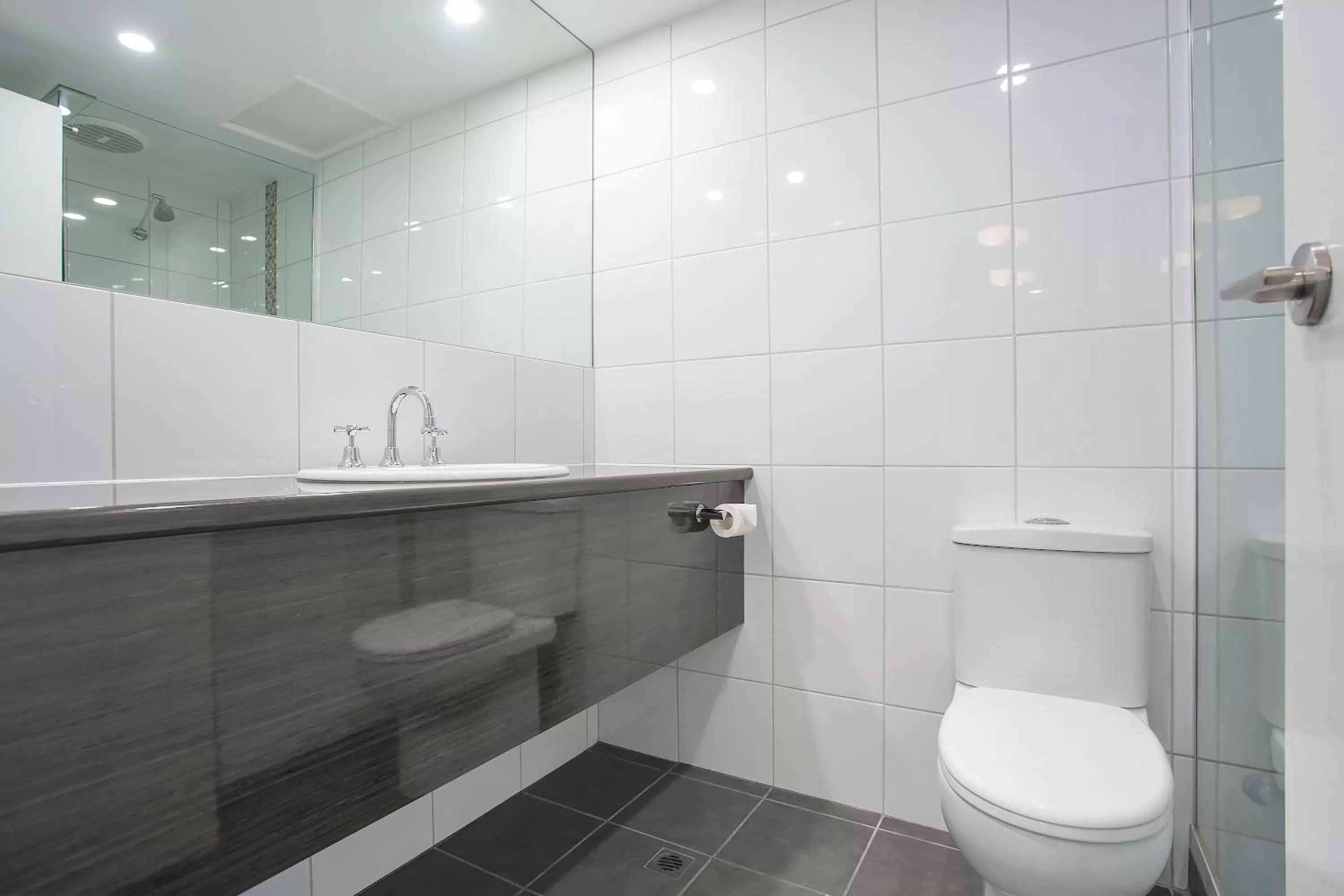 Bathroom in Central Court Motel Warrnambool