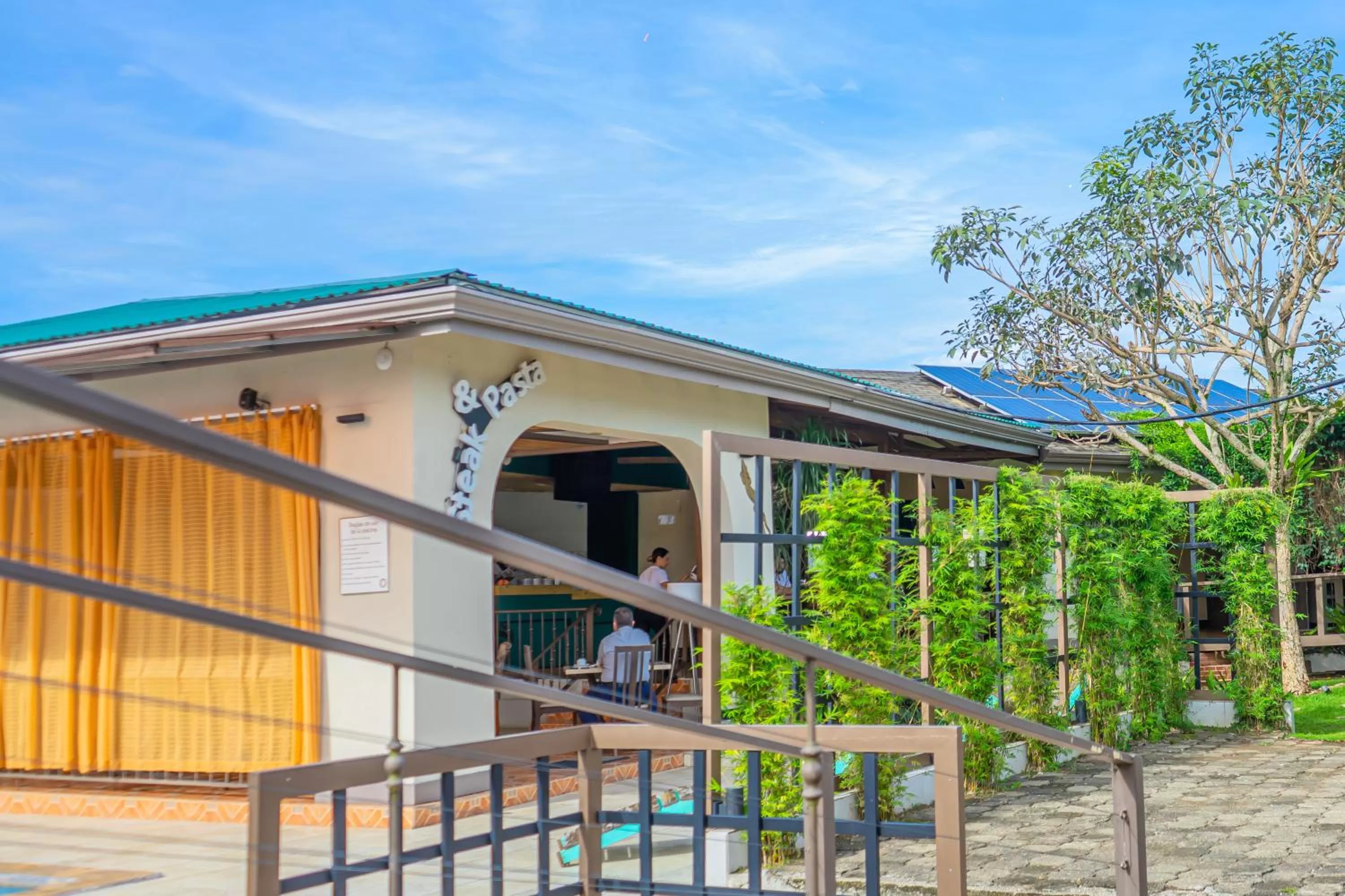 Restaurant/places to eat in Hotel Zima